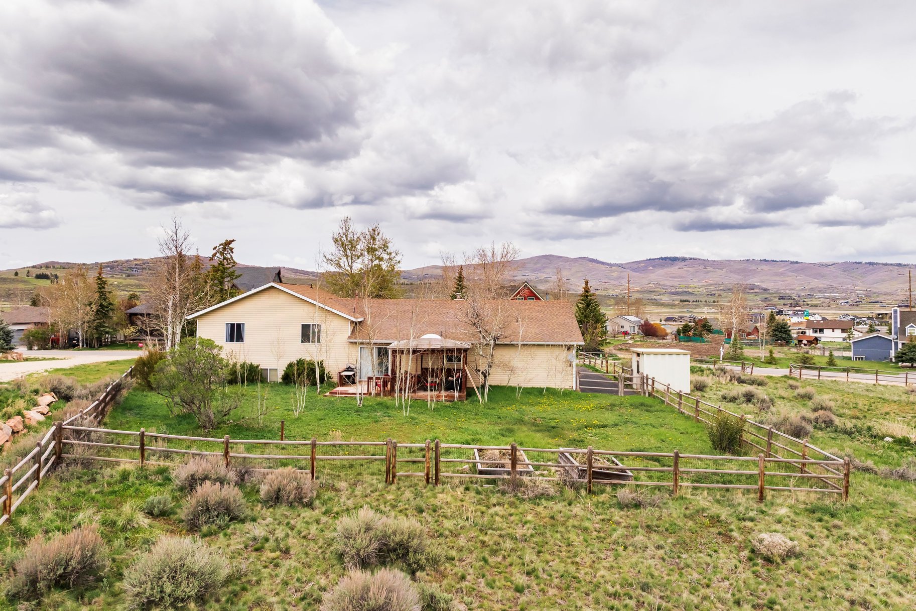  2 Acres  1,800 SF Barn  Minimal HOA  Park City School District — Bring Your V - 物件實景