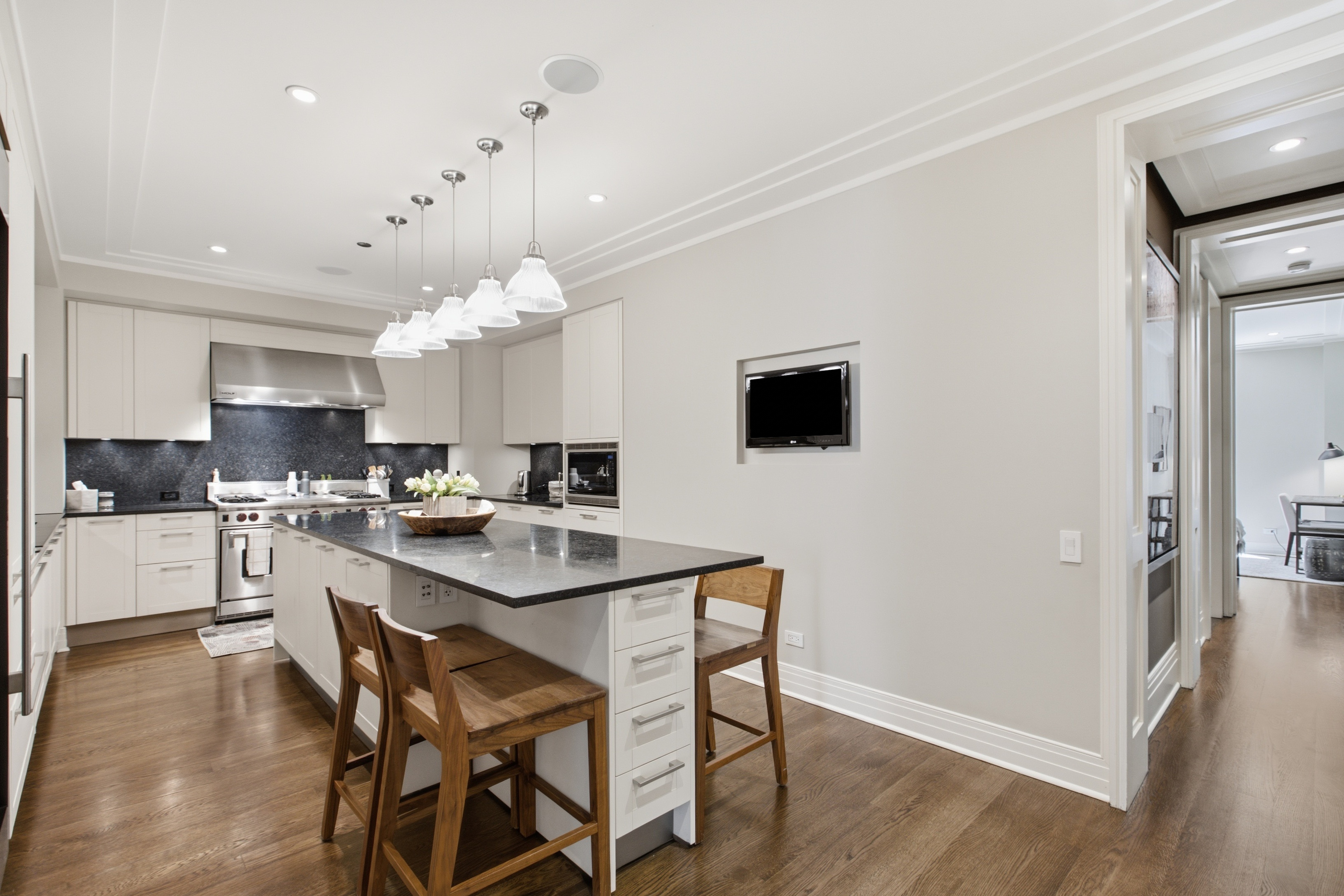  Outstanding, Three-bedroom Three and a Half Baths - 物件實景