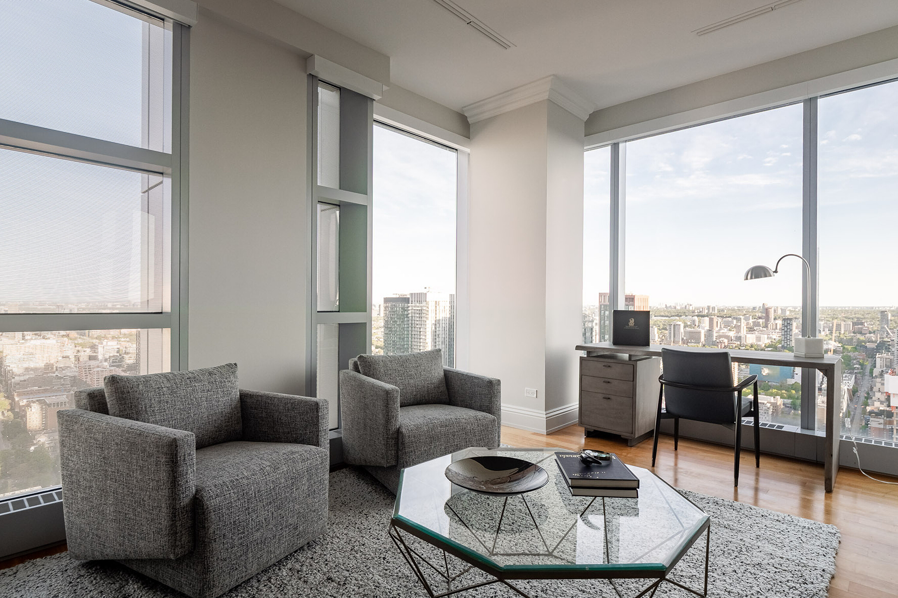  Fully Furnished Two Bedroom - 物件實景