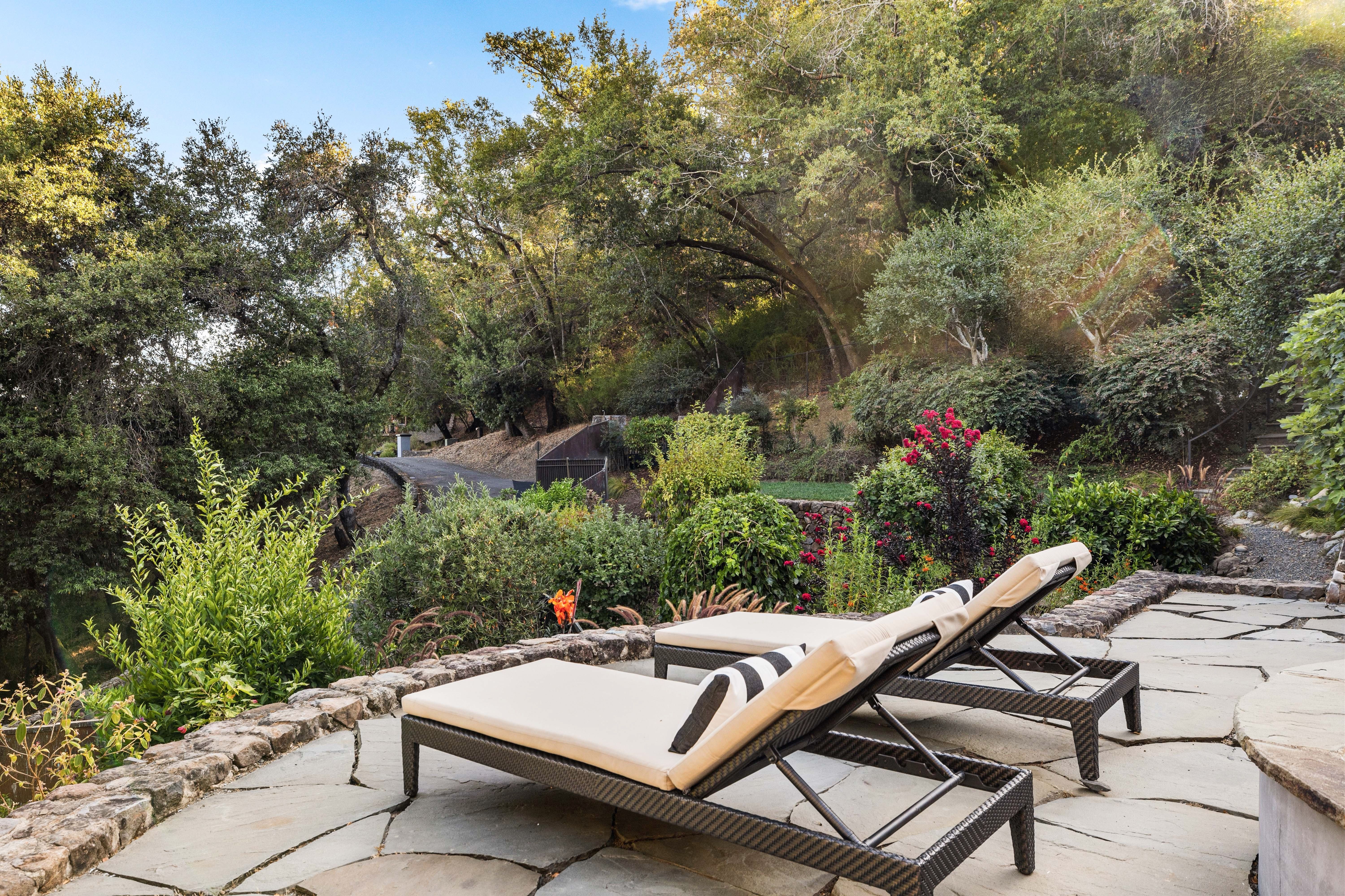  Resort Living in Sorich Park — Gated Mediterranean Estate With Pool and Views - 物件實景