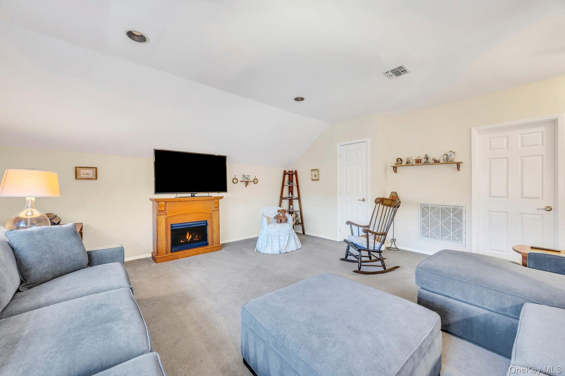 Nesconset, New York, 11767, United States, 2 Bedrooms Bedrooms, ,2 BathroomsBathrooms,Residential,For Sale,1988274