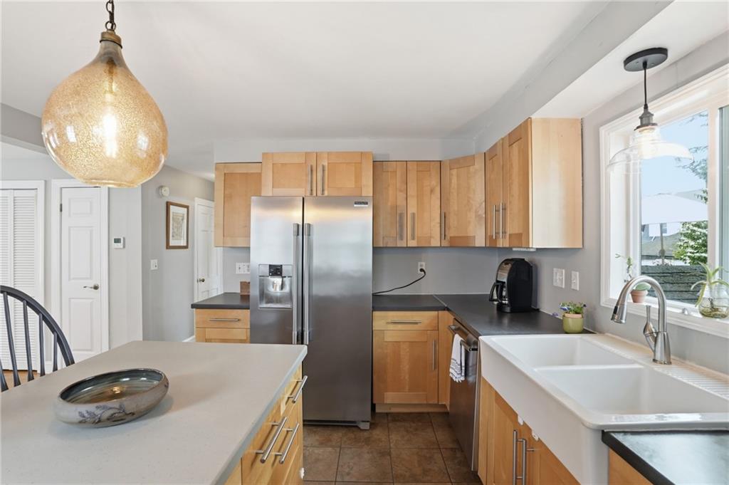 Warren, Rhode Island, 02885, United States, 2 Bedrooms Bedrooms, ,3 BathroomsBathrooms,Residential,For Sale,2048130