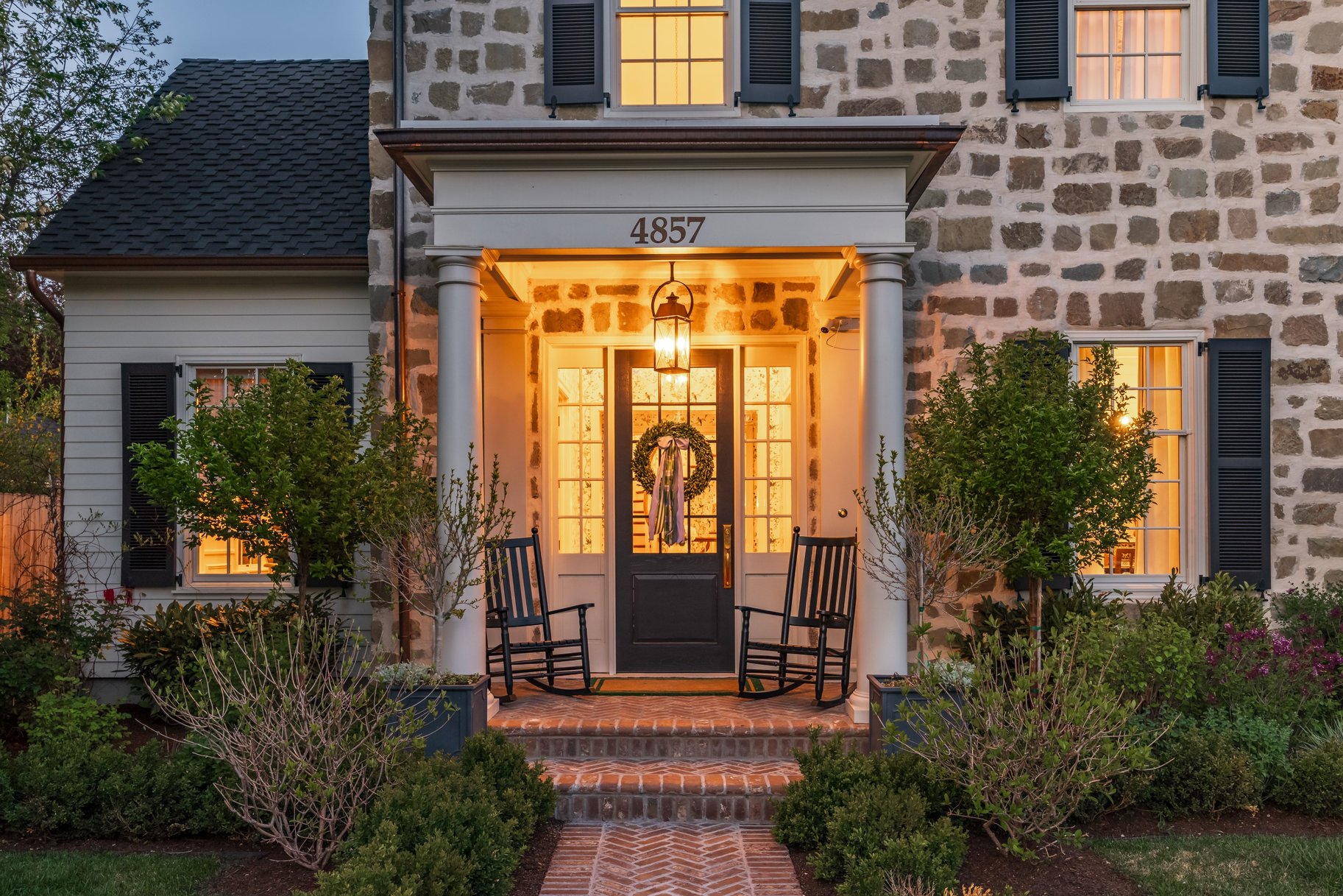  Timeless Colonial Charm Meets Refined Modern Luxury In This Storybook Retreat - 物件實景