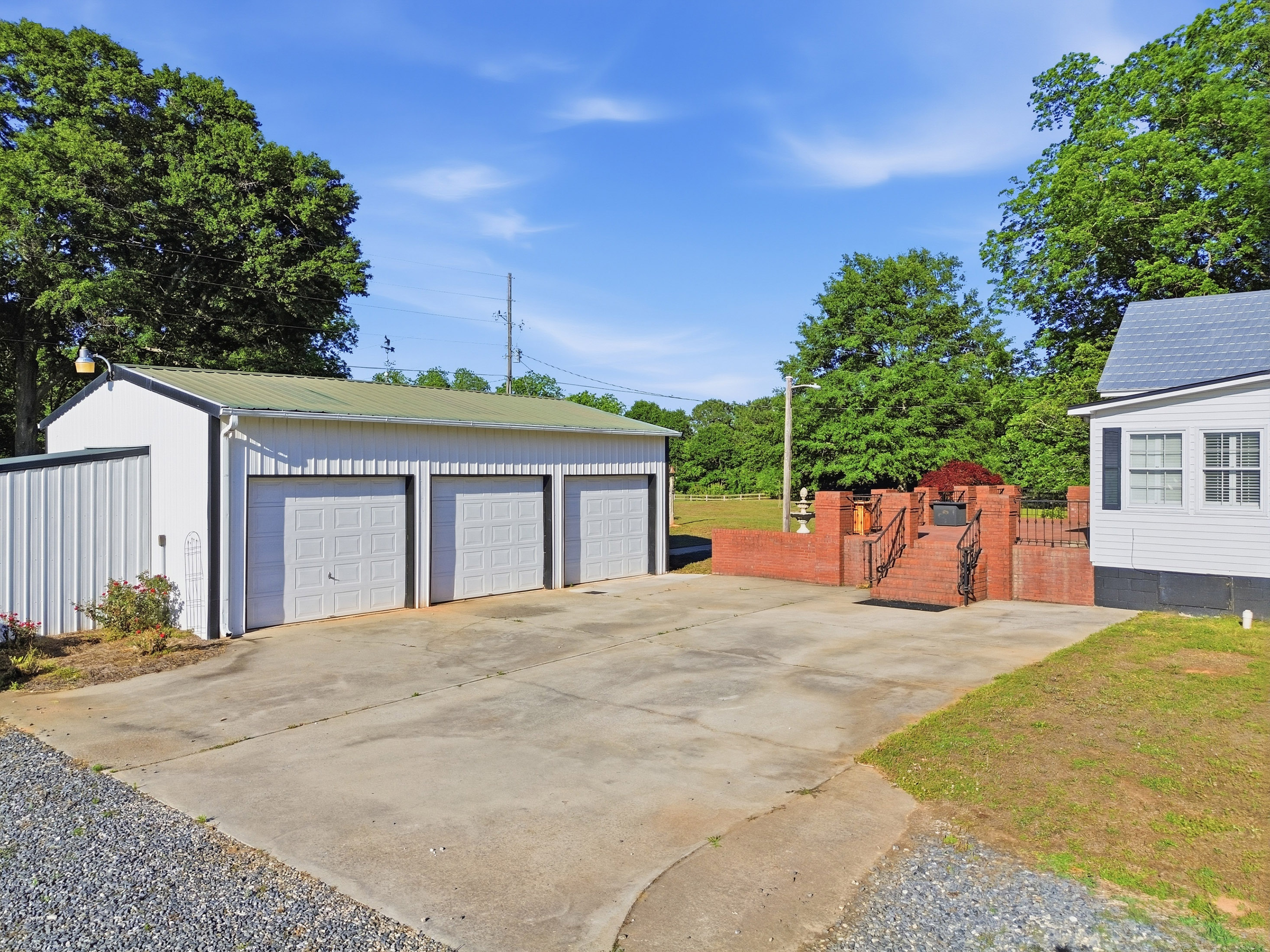  Beautifully Updated Farmhouse, Perfectly Situated on Five Acres - 物件實景