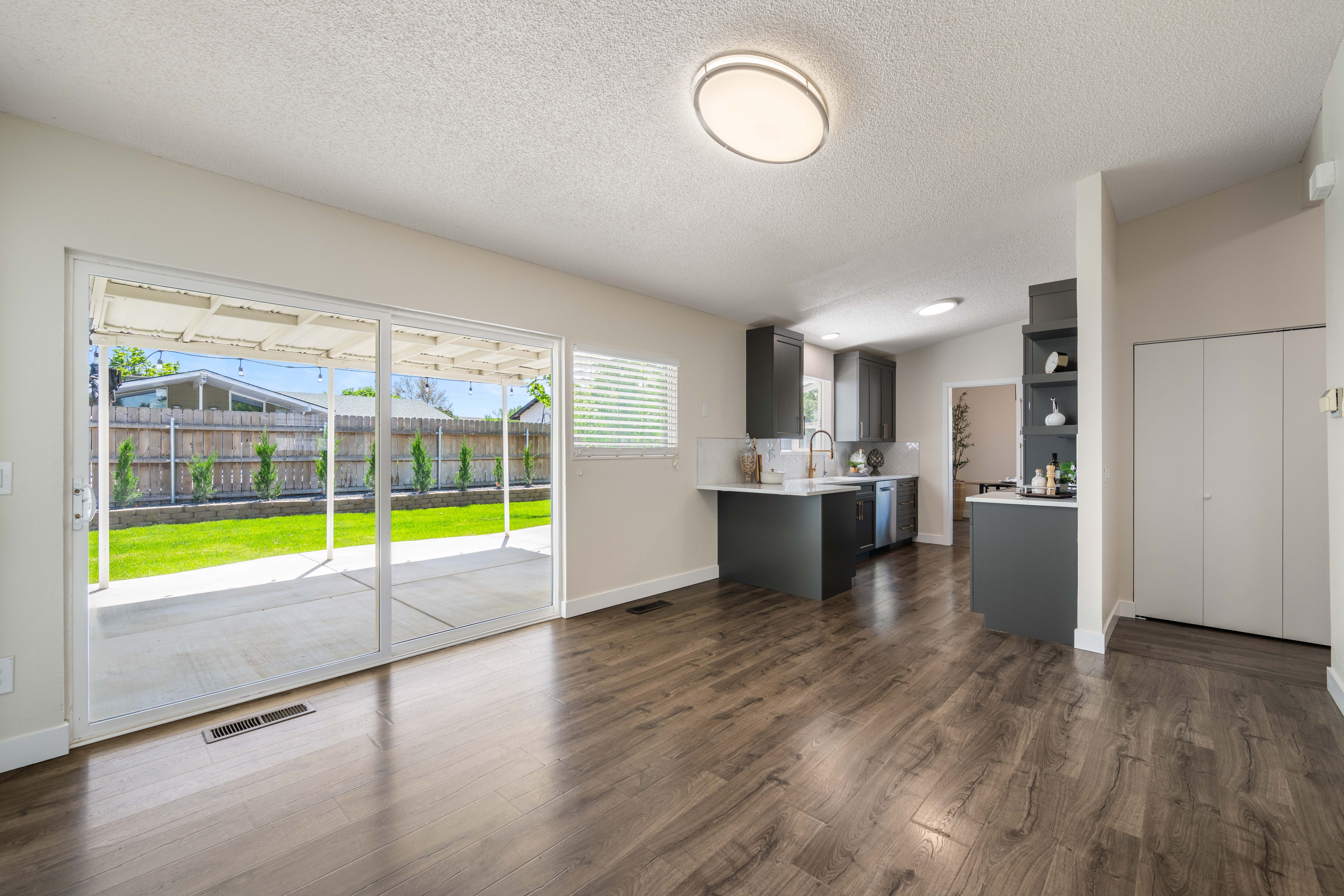  Fully Updated Kitchen, Bathrooms, Floors & More - 物件實景