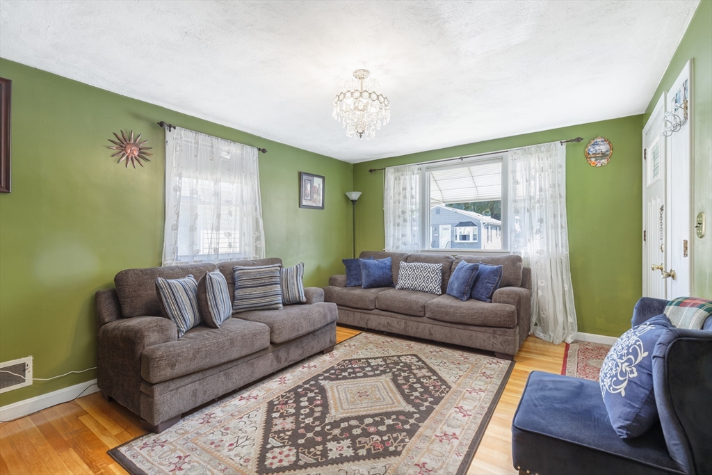 Waltham, Massachusetts, 02451, United States, 3 Bedrooms Bedrooms, ,2 BathroomsBathrooms,Residential,For Sale,1894263