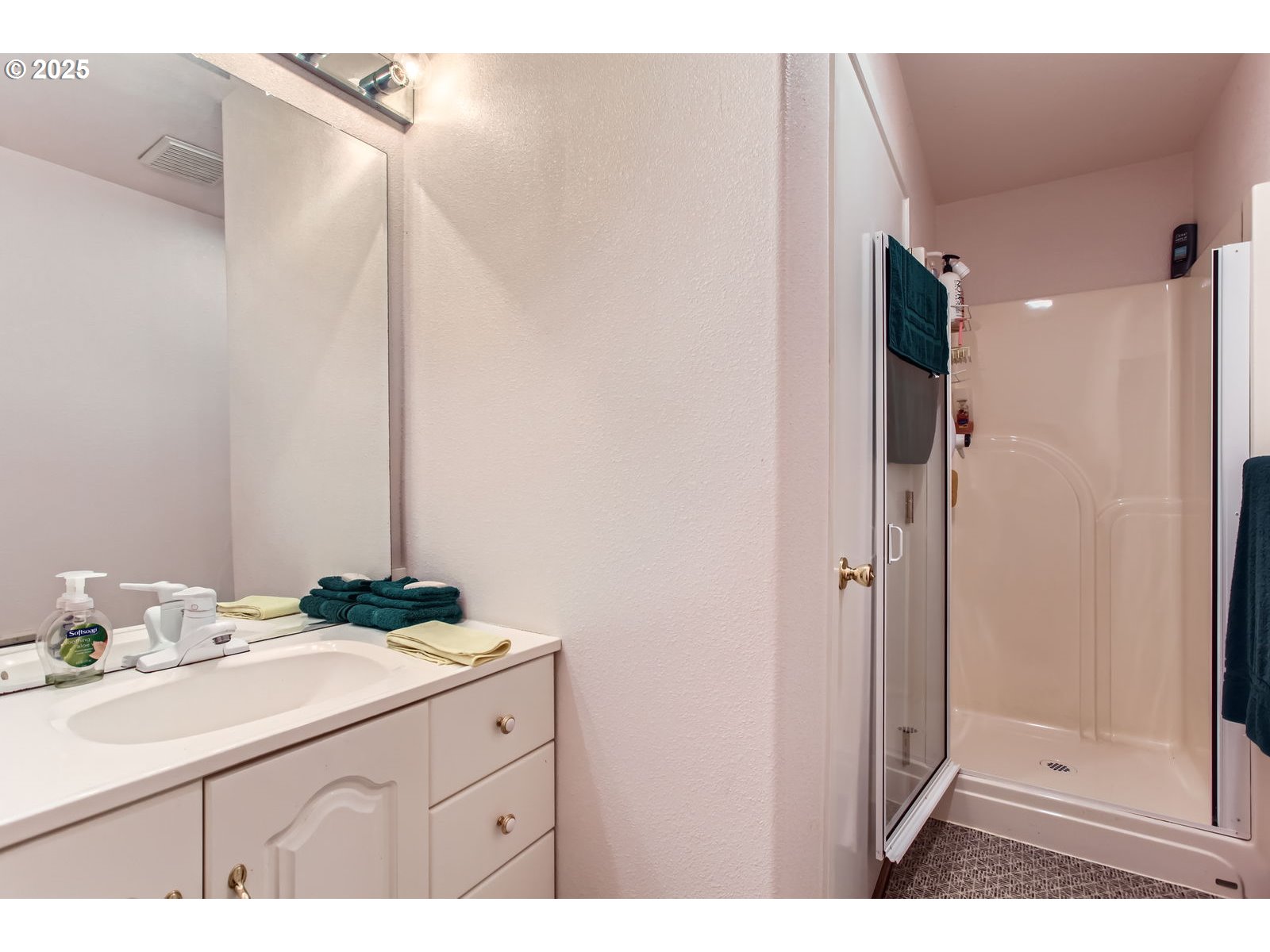 Portland, Oregon, 97229, United States, 3 Bedrooms Bedrooms, ,4 BathroomsBathrooms,Residential,For Sale,1982517