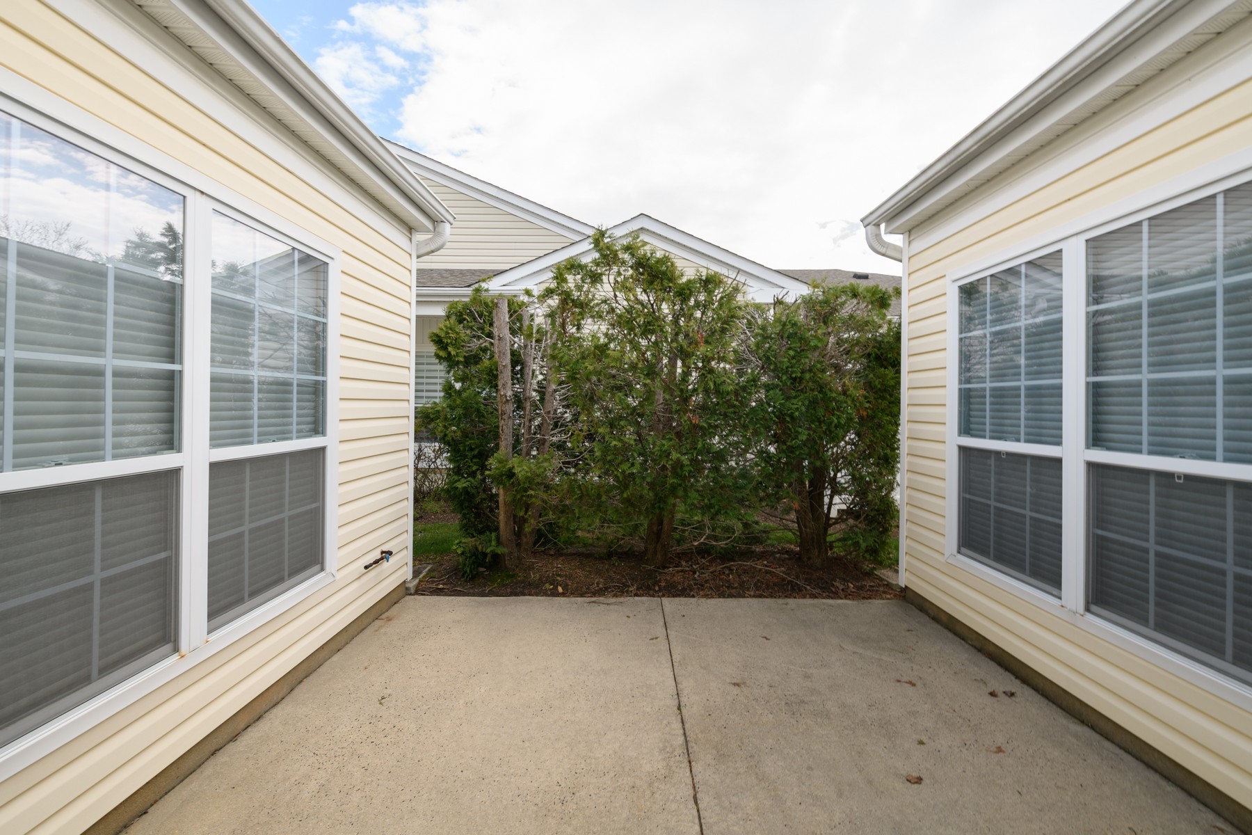  2-Bedroom End-Unit at The Ponds Adult Community - 物件實景