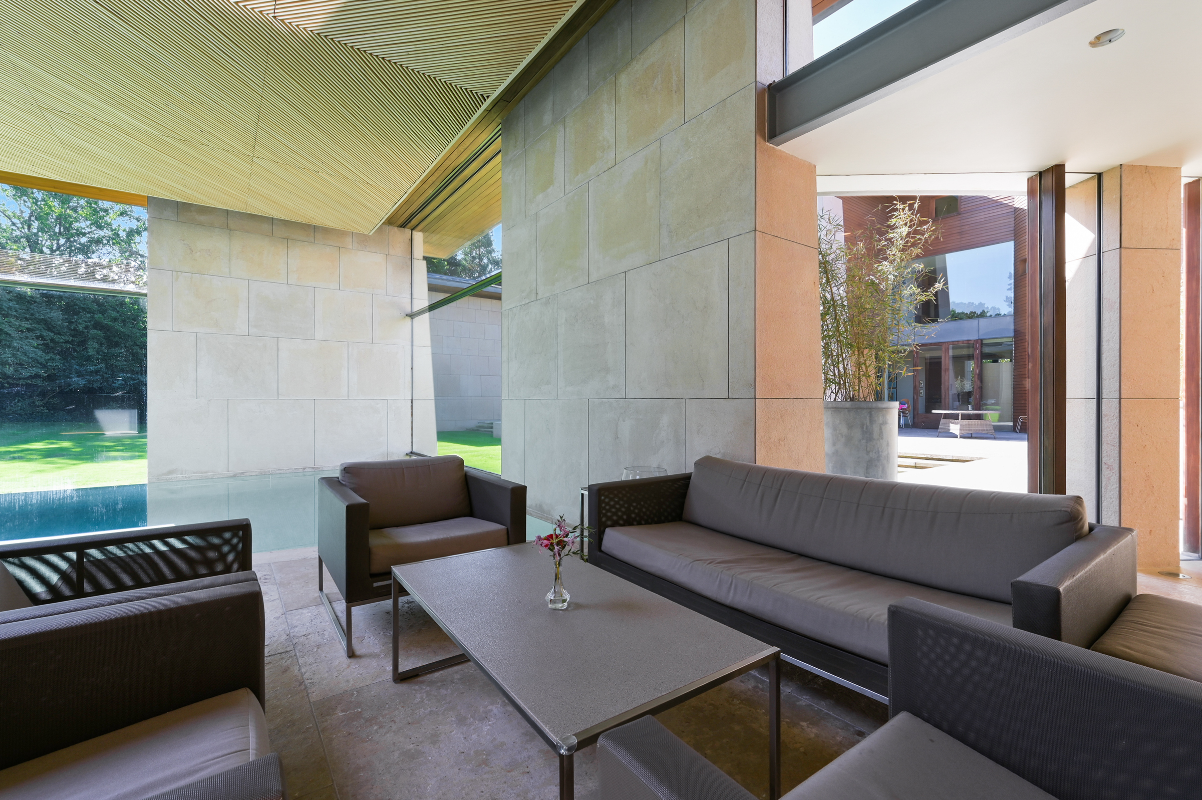  An architectural house on The Bishops Avenue with an indoor-outdoor pool - 物件實景