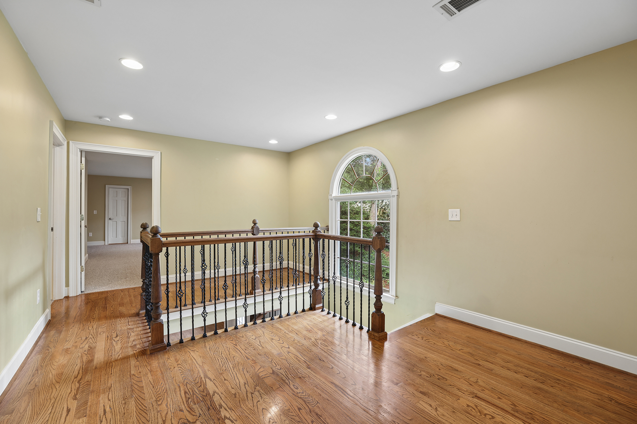  Handsome Updated Home with Amazing Space, Indoors and Out - 物件實景