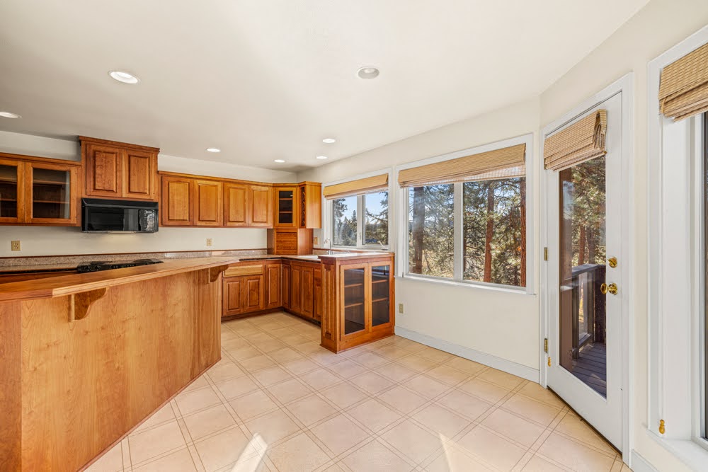 KLAMATH FALLS, Oregon, 97601, United States, 3 Bedrooms Bedrooms, ,4 BathroomsBathrooms,Residential,For Sale,1981715