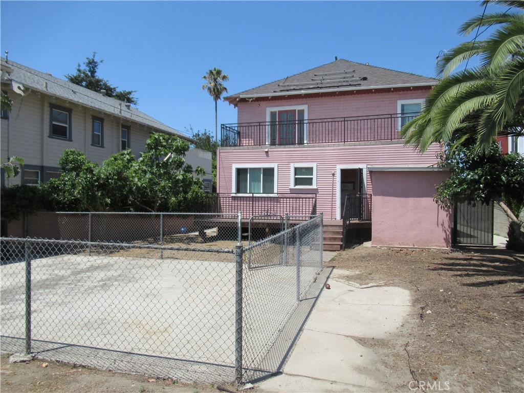 Los Angeles, California, 90018, United States, 4 Bedrooms Bedrooms, ,2 BathroomsBathrooms,Residential,For Sale,1941625
