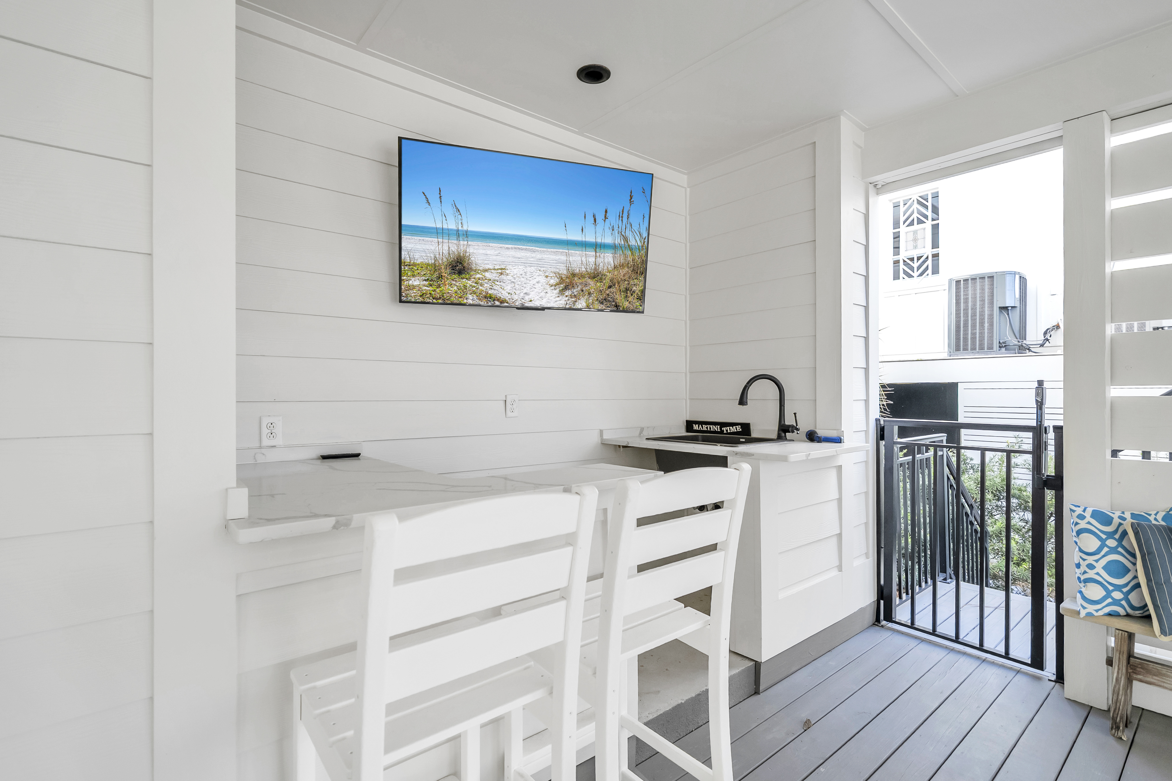  Iconic Grayton Beachfront Retreat with Elevator, Pool & Ample Parking - 物件實景