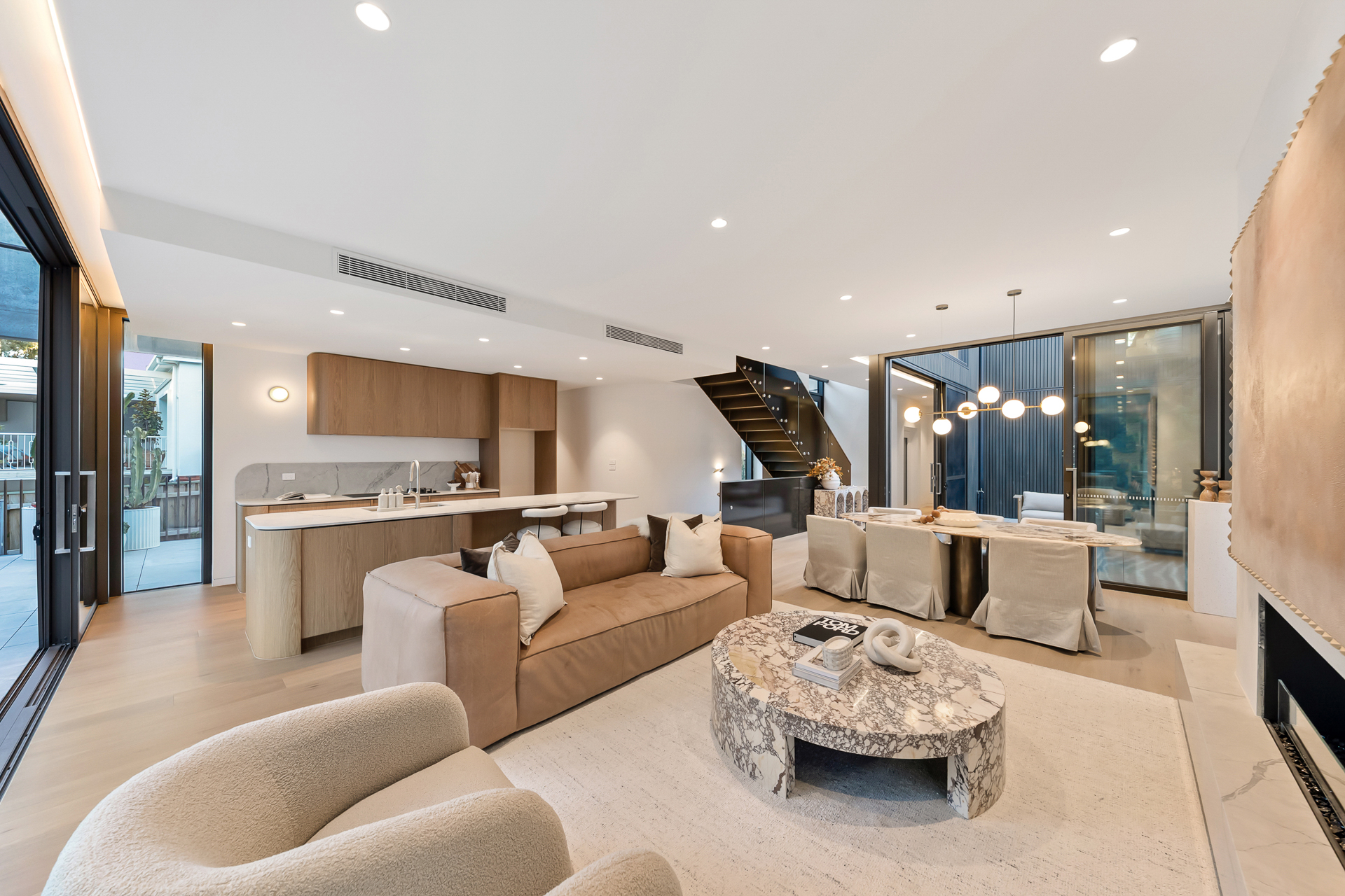  Lifestyle at the forefront in this sleek architectural residence - 物件實景
