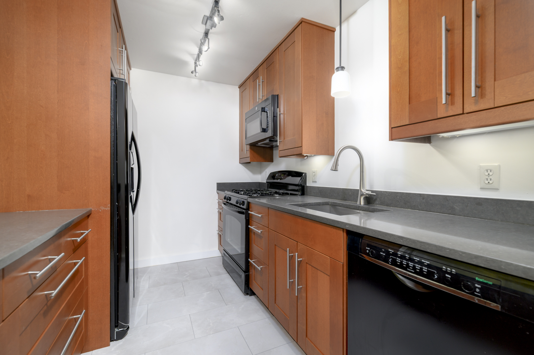  160 Fairfield Woods Road - 物件實景