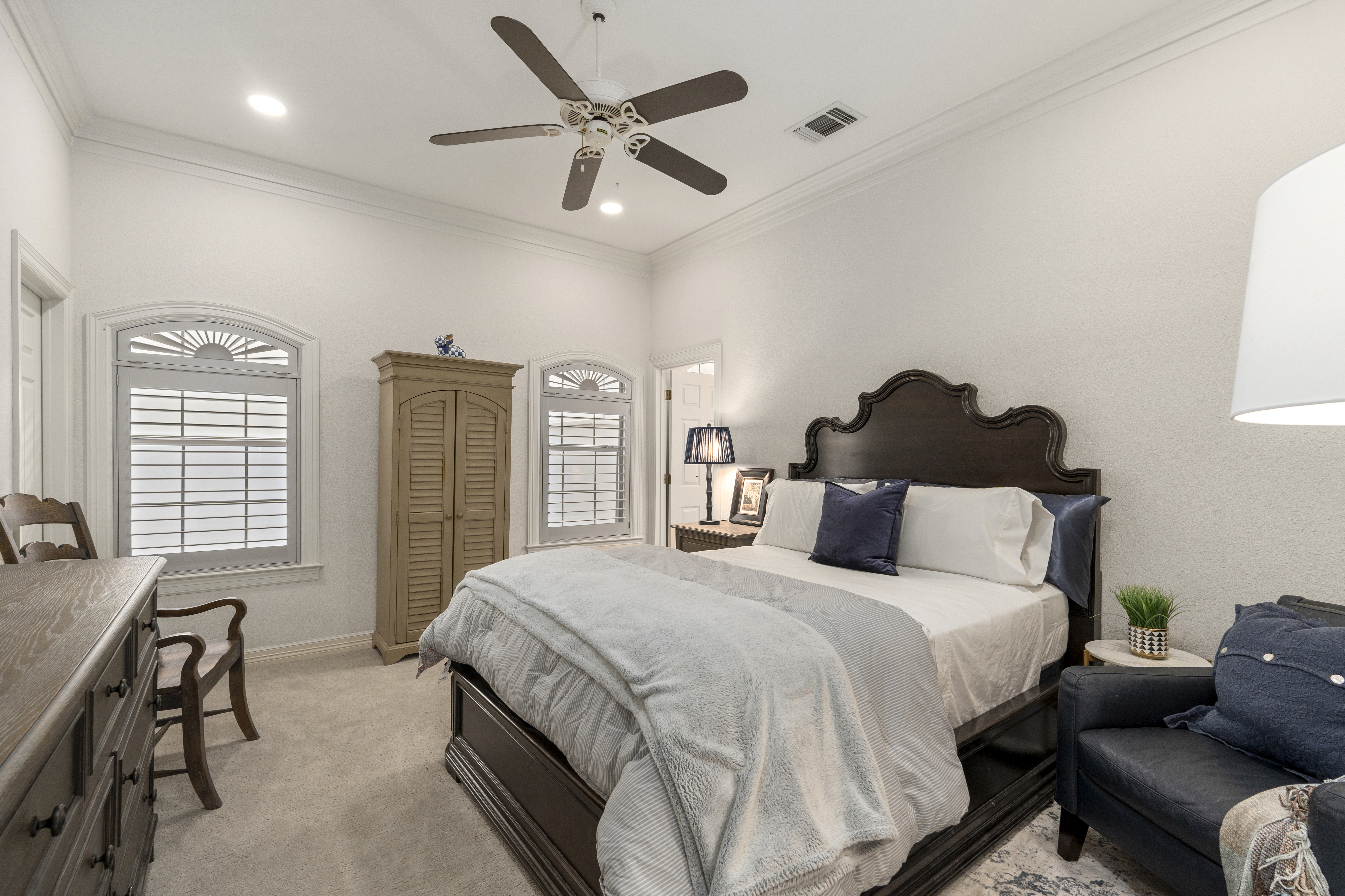  Updated Home with Captivating Interior Features - 物件實景