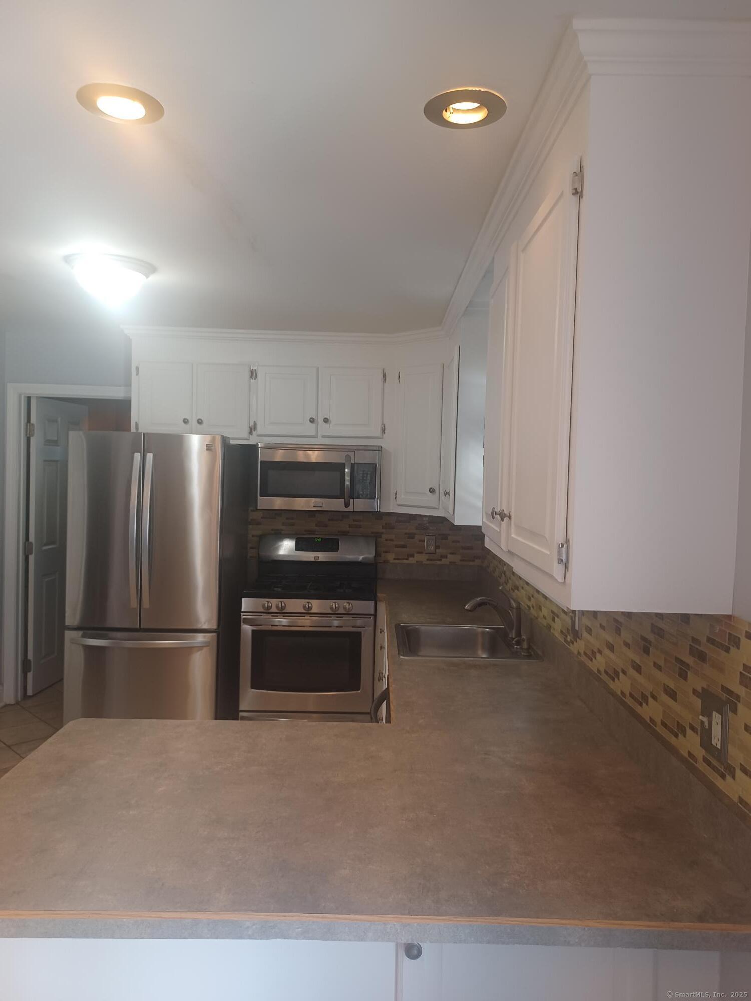 Stratford, Connecticut, 06614, United States, 3 Bedrooms Bedrooms, ,2 BathroomsBathrooms,Residential,For Sale,1926191