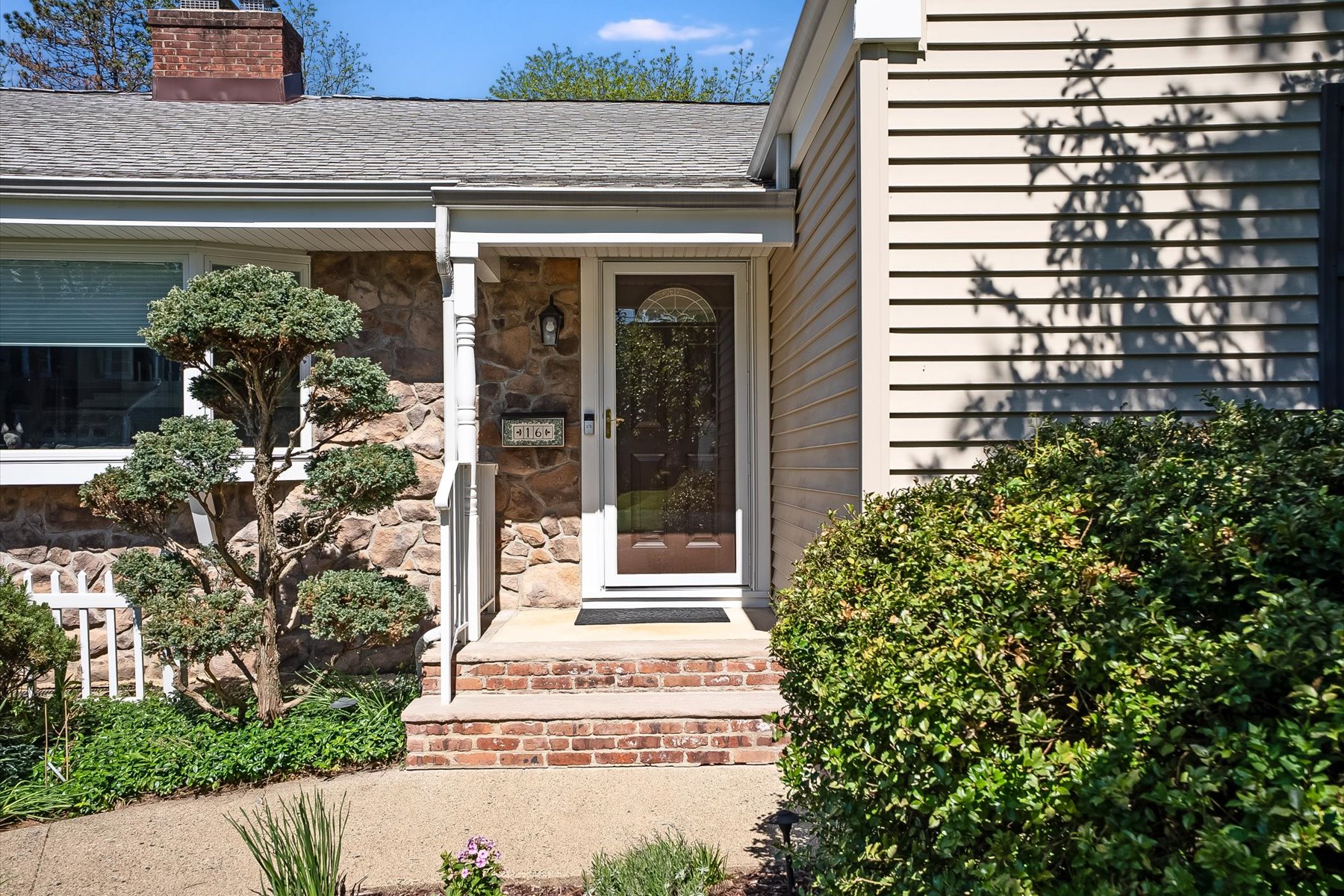  Easy One Floor Ranch Style Home with Vibrant and Perfectly Manicured Property - 物件實景