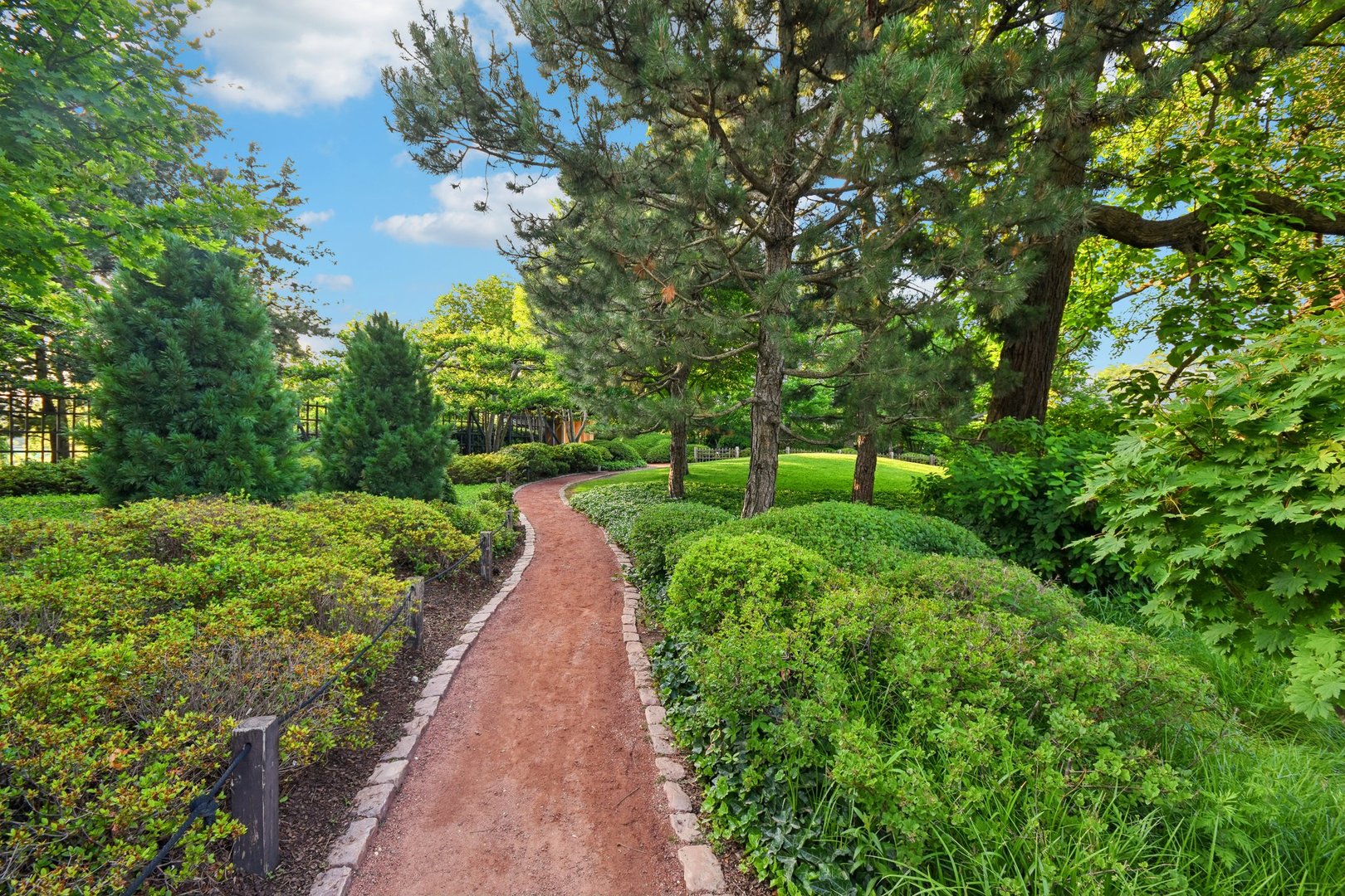 Chicago, Illinois, 60637, United States, 4 Bedrooms Bedrooms, ,4 BathroomsBathrooms,Residential,For Sale,2001250