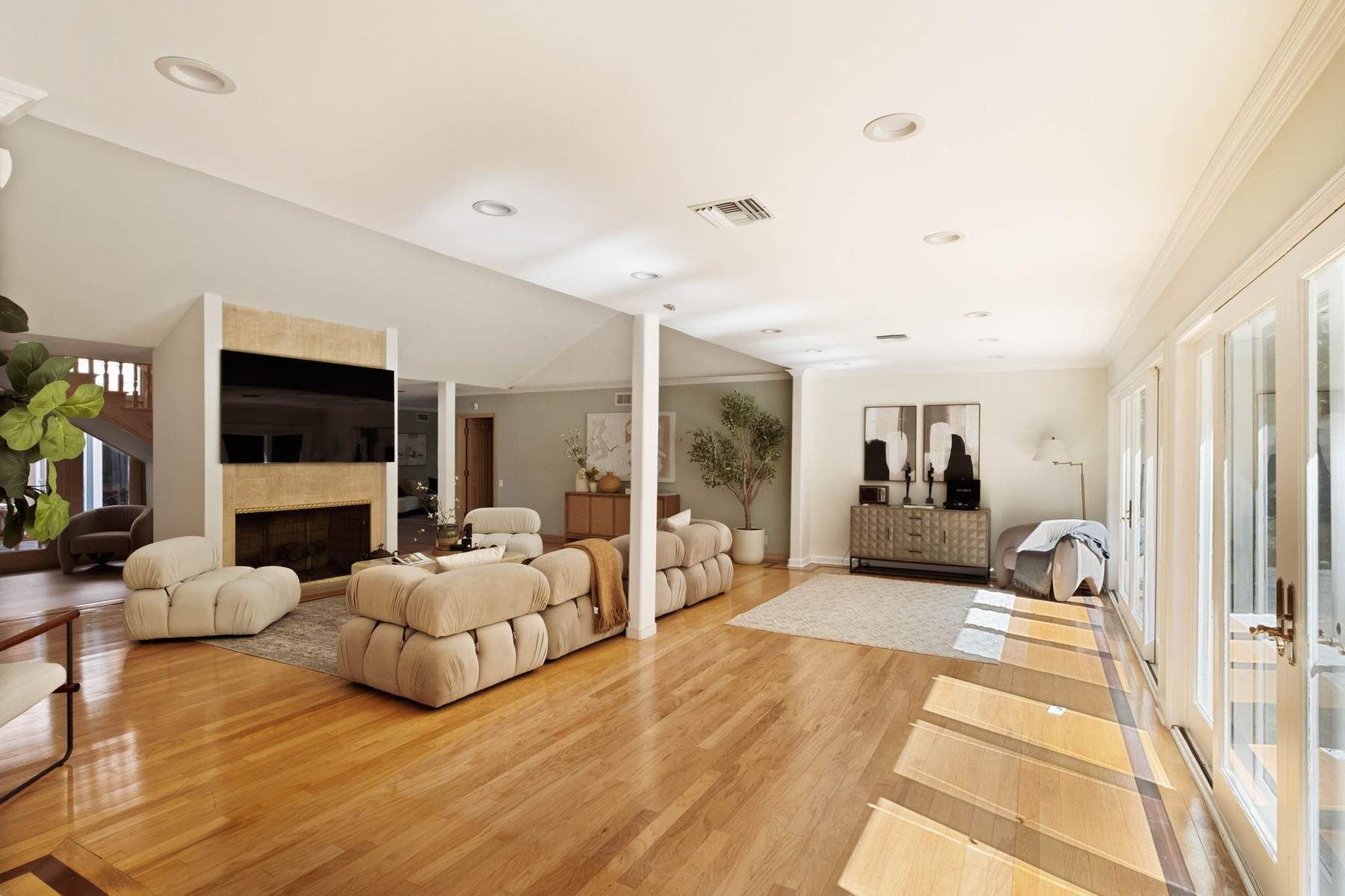  2103  N Hobart Blvd - 物件實景