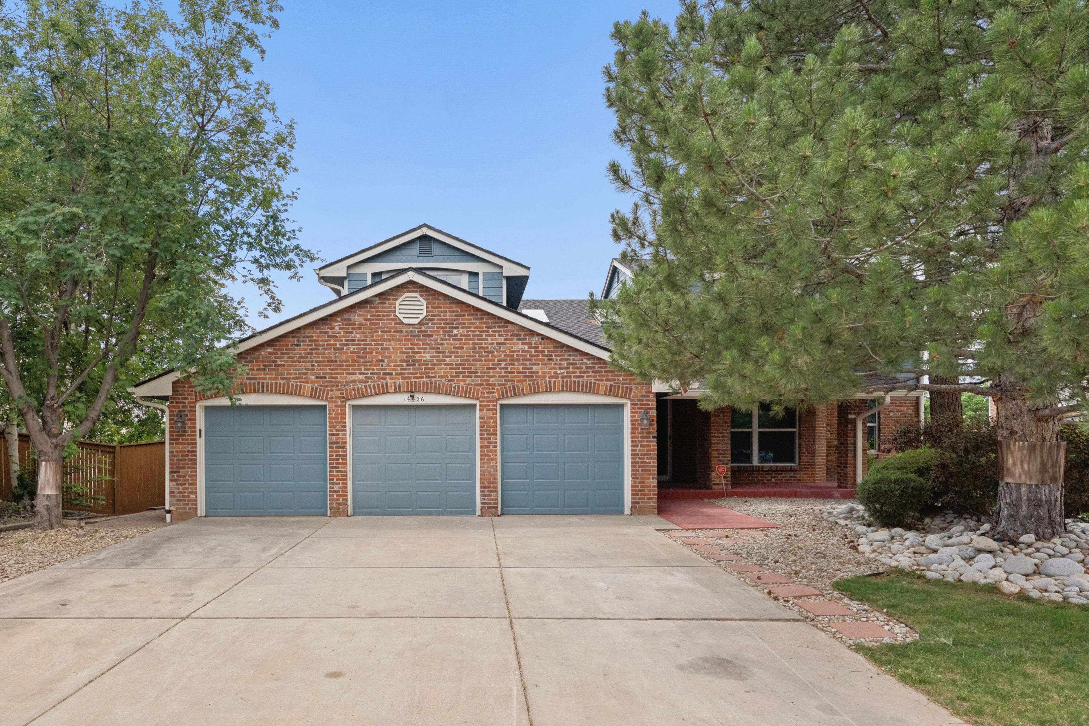  Nestled on a cul-de-sac in the sought-after Piney Creek neighborhood, - 物件實景