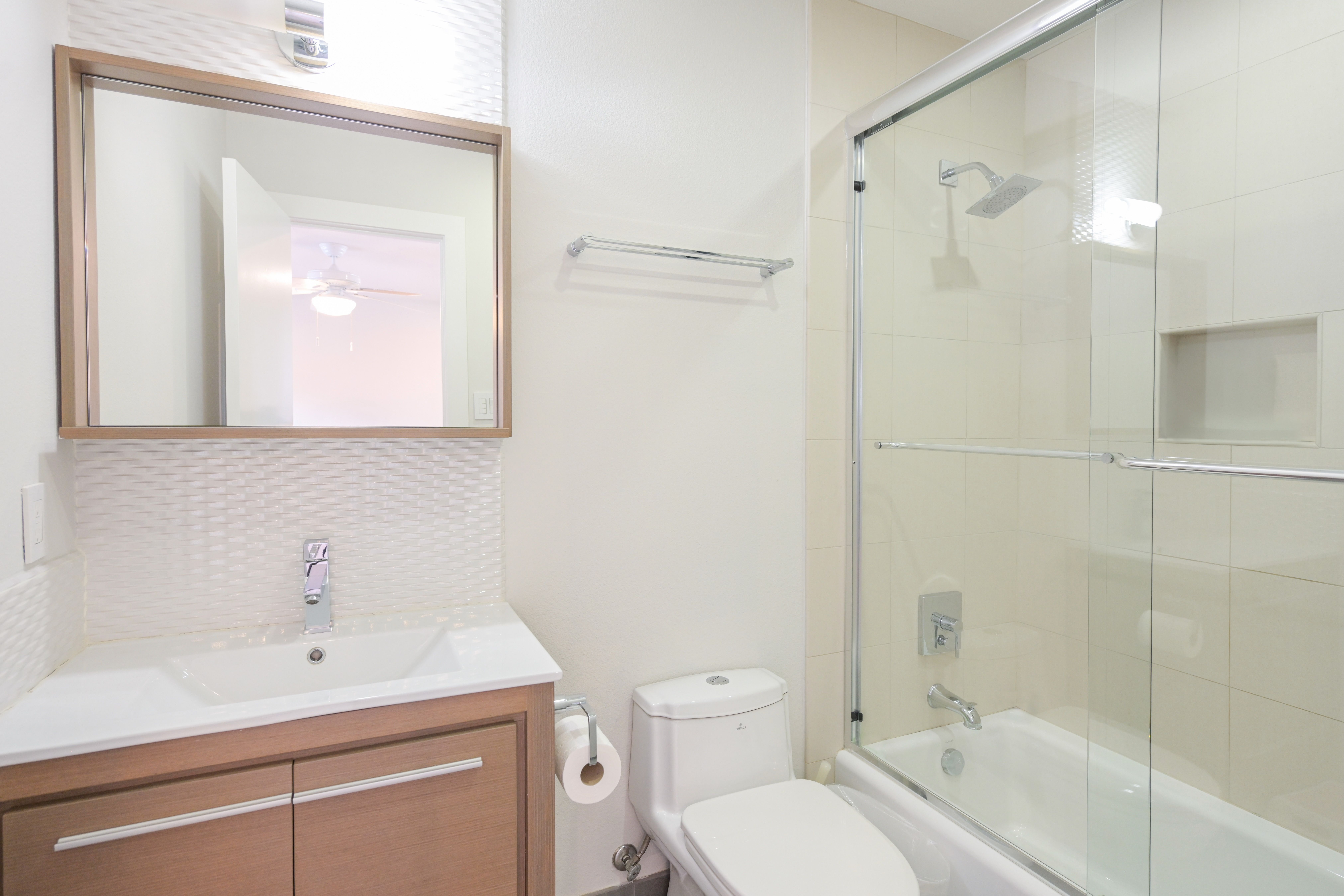  Desirable Corner Lot Home with Back Yard Oasis - 物件實景