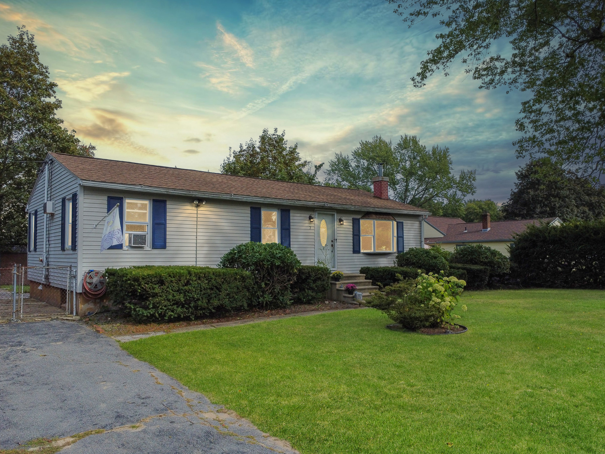 Salem, New Hampshire, 03079, United States, 3 Bedrooms Bedrooms, ,2 BathroomsBathrooms,Residential,For Sale,1942641