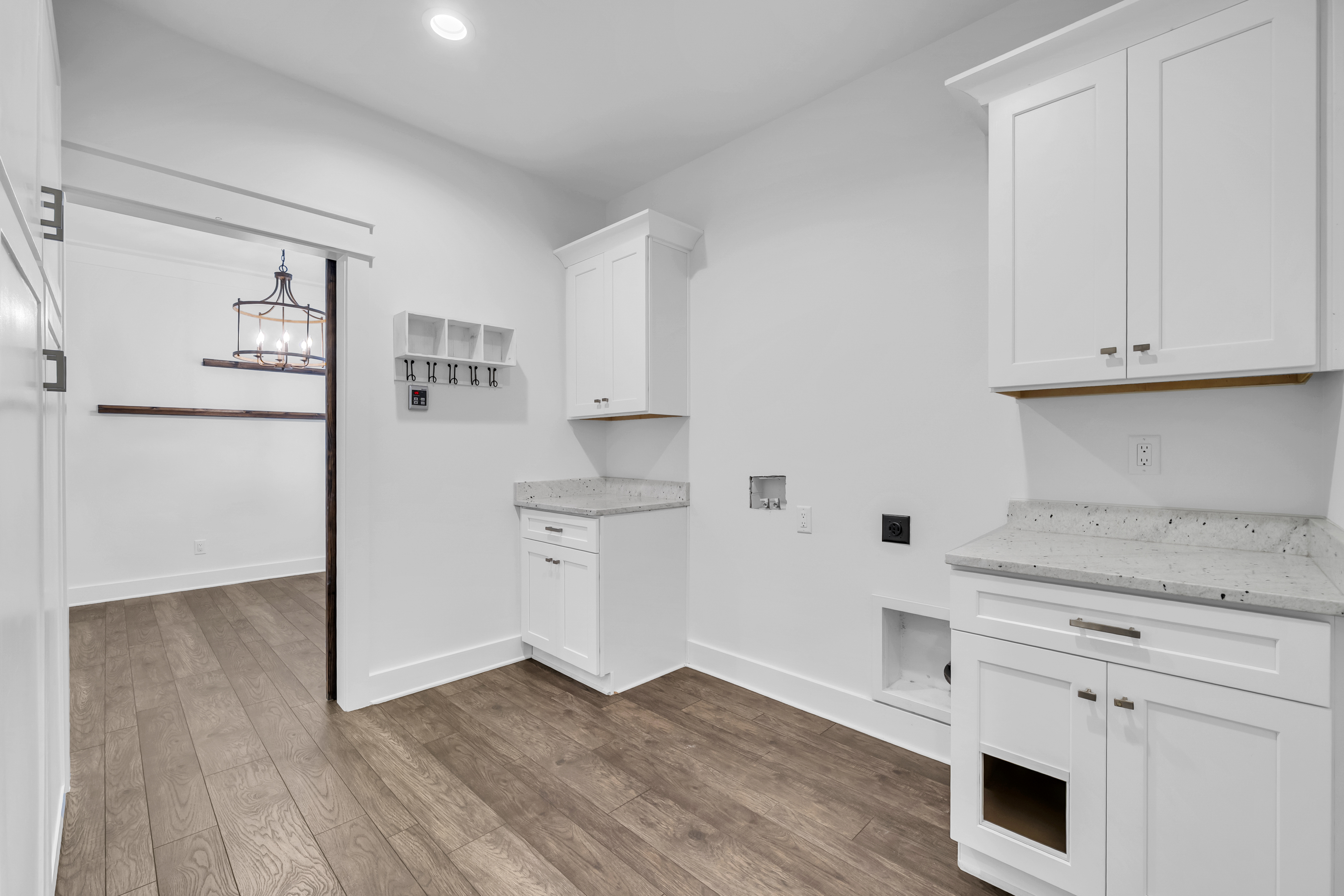  Move-In Ready Brick Home with Spacious Fenced Backyard Near the Bay - 物件實景