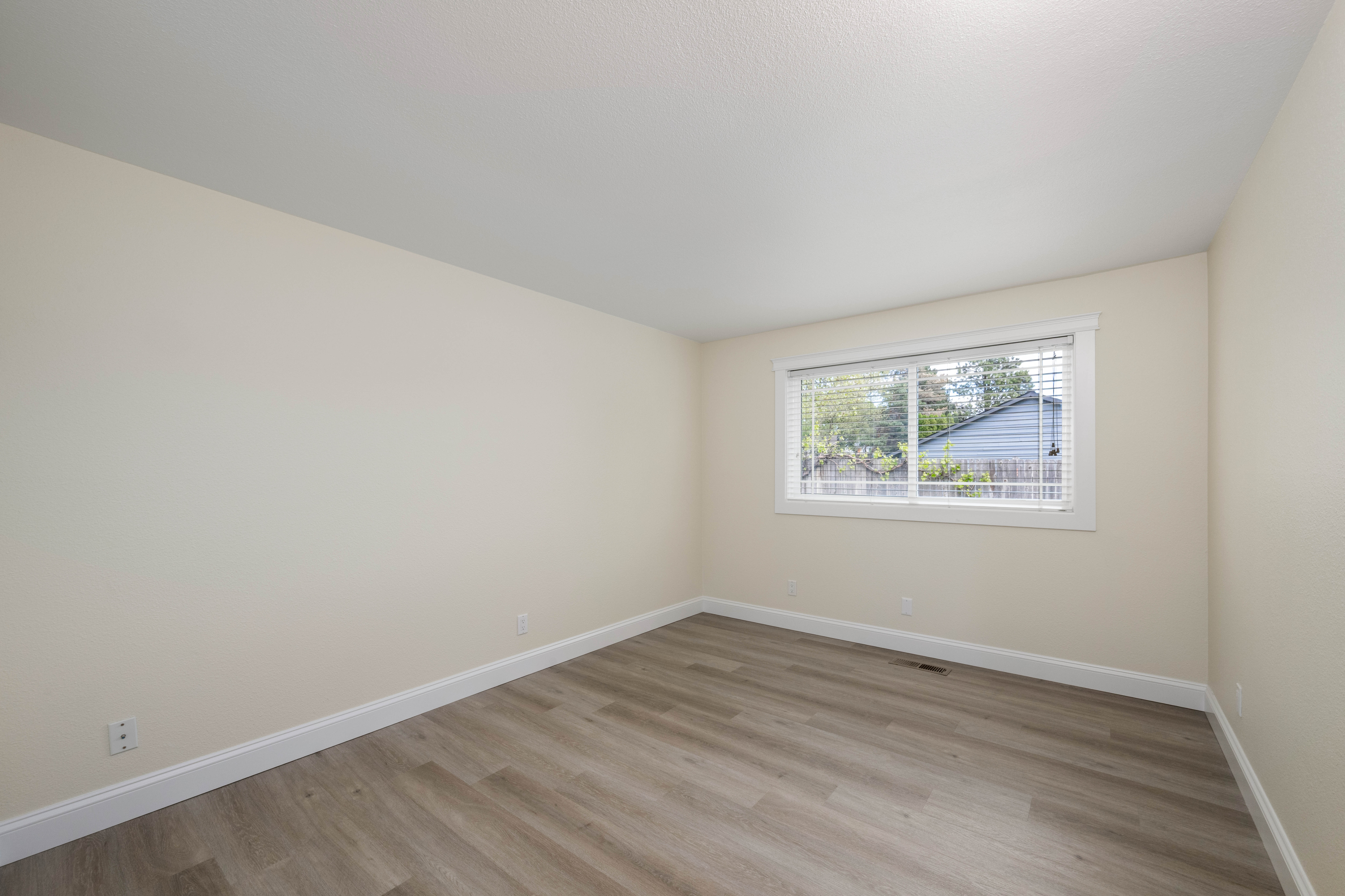  ROOM FOR SHOP/ POOL. IMMACULATELY CARED FOR HOME - 物件實景