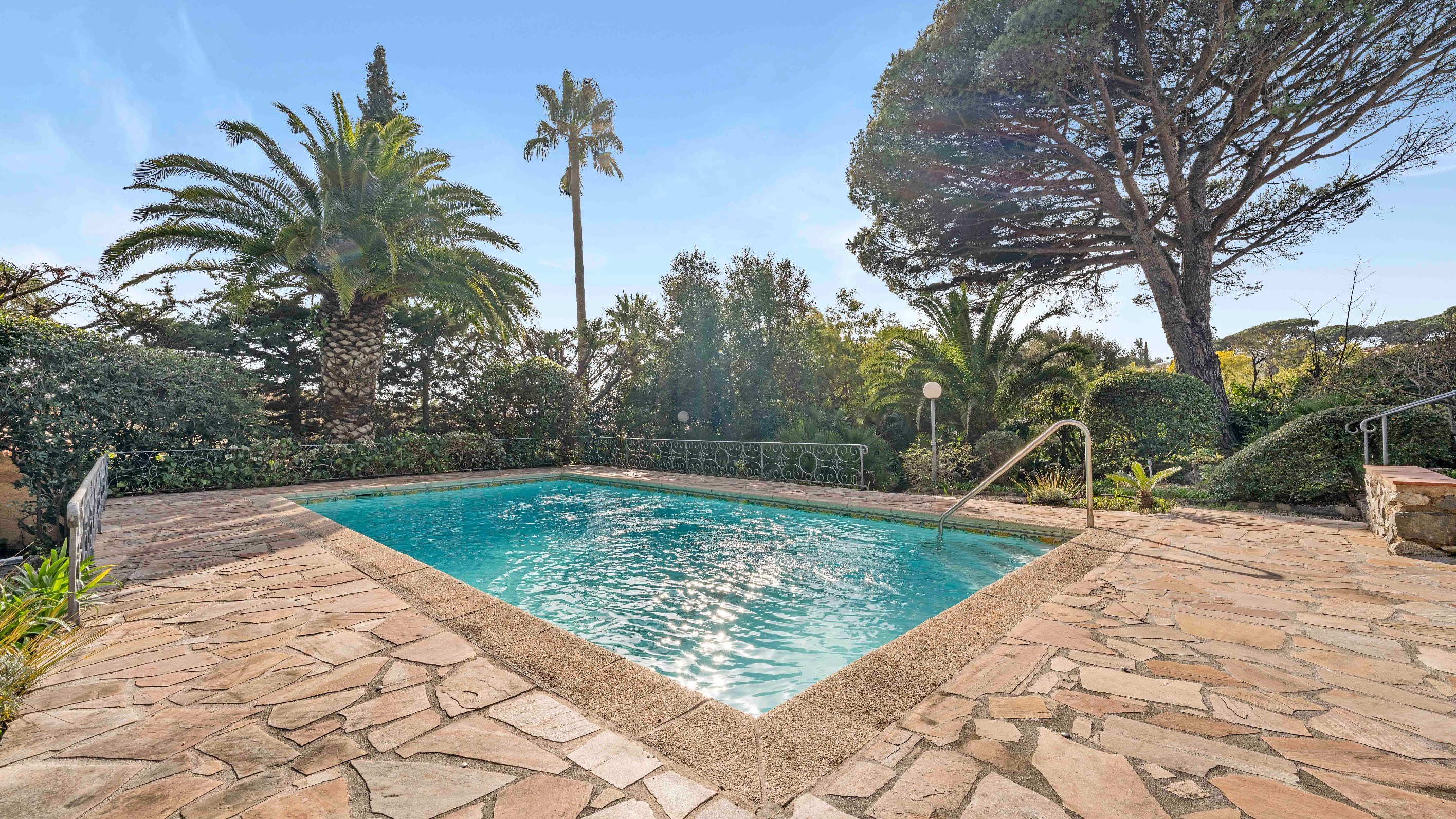  Exclusive Côte d’Azur villa for sale in Sainte-Maxime, prime location near sea … - 物件實景