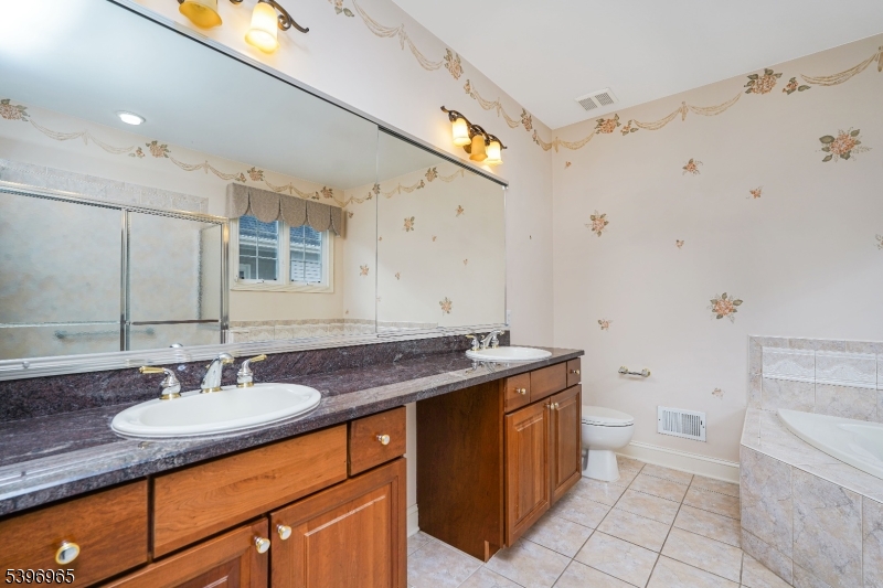 Franklin Twp., New Jersey, 08873, United States, 2 Bedrooms Bedrooms, ,3 BathroomsBathrooms,Residential,For Sale,1992917