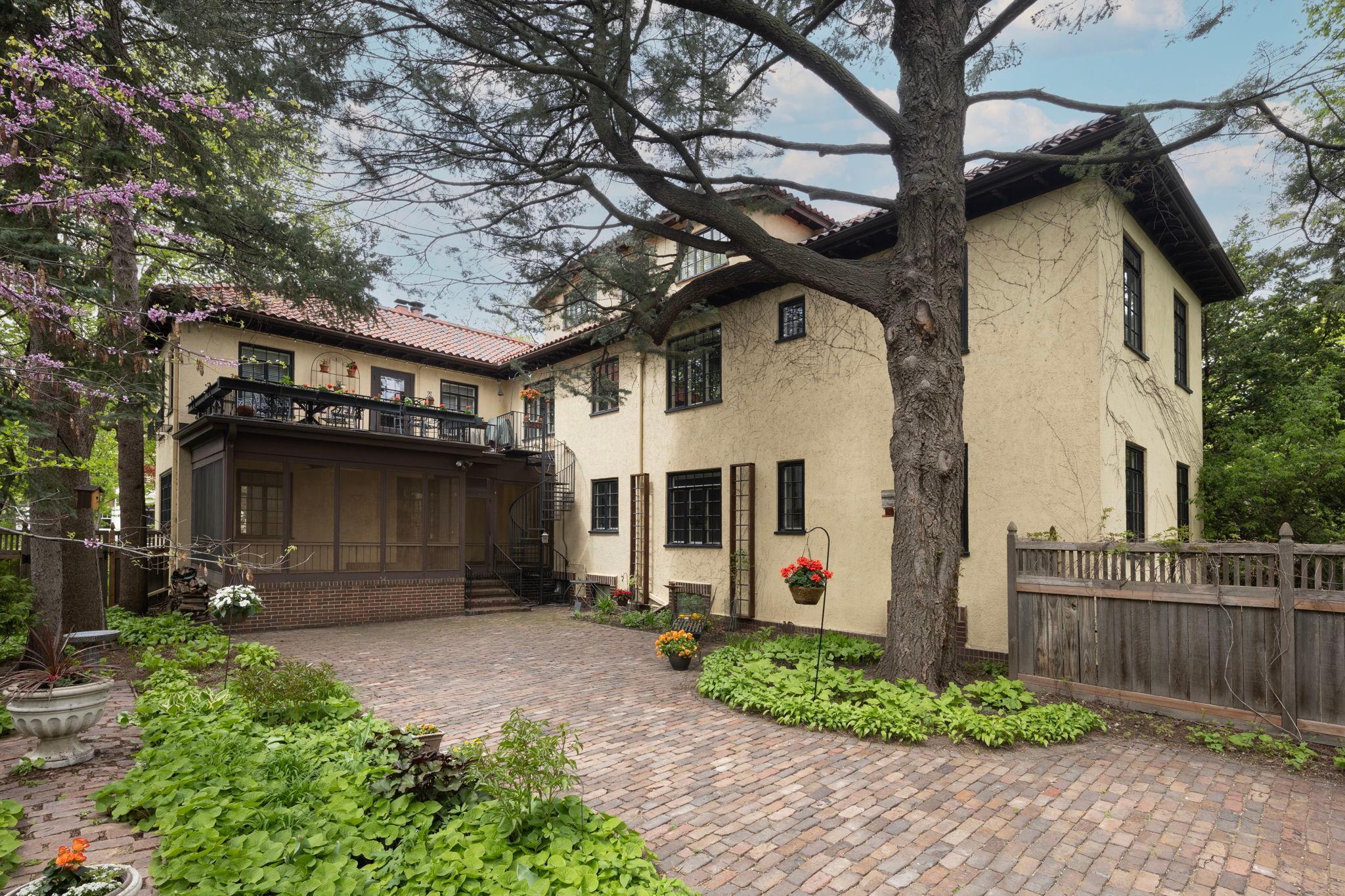 Minneapolis, Minnesota, 55403, United States, 3 Bedrooms Bedrooms, ,2 BathroomsBathrooms,Residential,For Sale,1714237