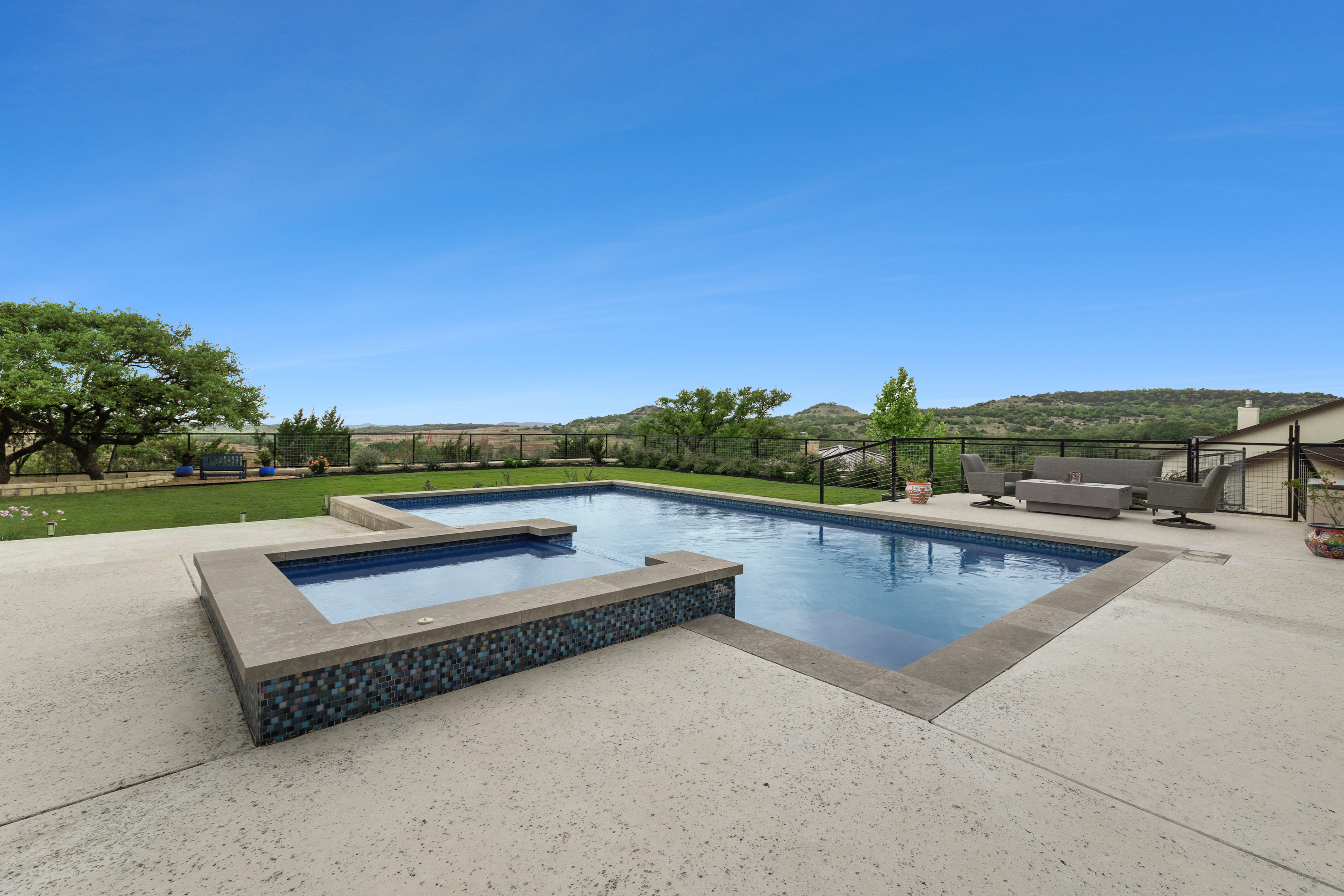  Custom Contemporary with Designer Finishes - 物件實景