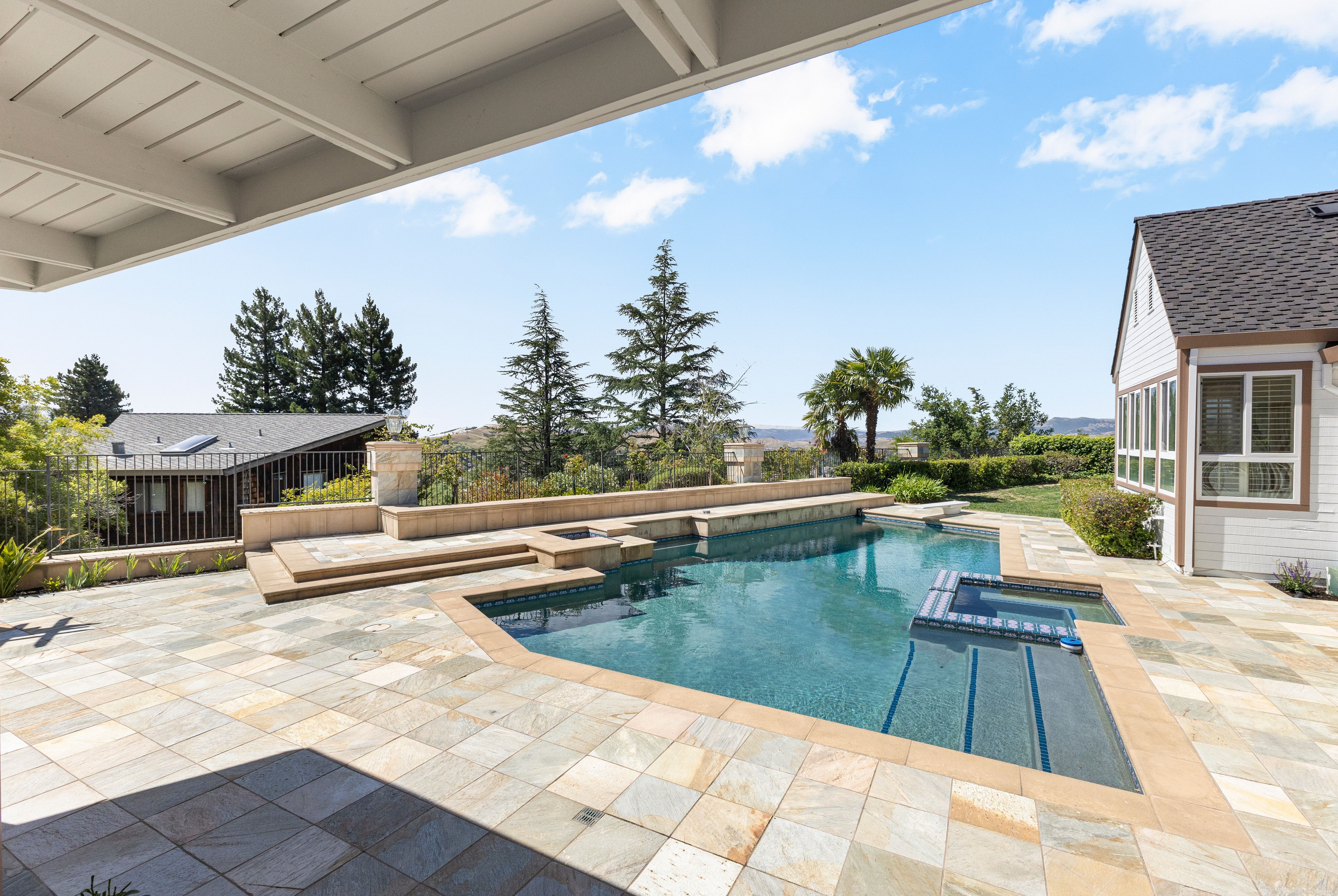  Elegant Custom Home in Gated Silver Maple - 物件實景