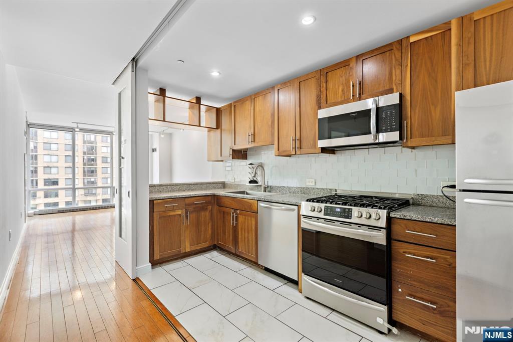 Jersey City, New Jersey, 07310, United States, 2 Bedrooms Bedrooms, ,2 BathroomsBathrooms,Residential,For Sale,1868291