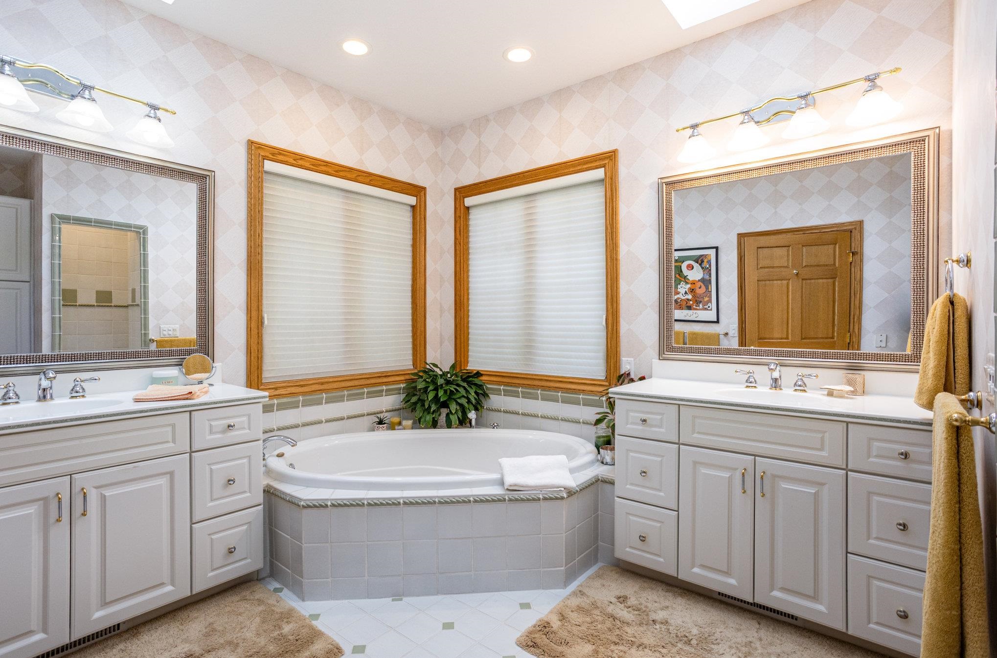 Bay City, Michigan, 48706, United States, 4 Bedrooms Bedrooms, ,5 BathroomsBathrooms,Residential,For Sale,1986135