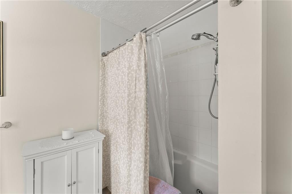 Roswell, Georgia, 30075, United States, 5 Bedrooms Bedrooms, ,4 BathroomsBathrooms,Residential,For Sale,1990755