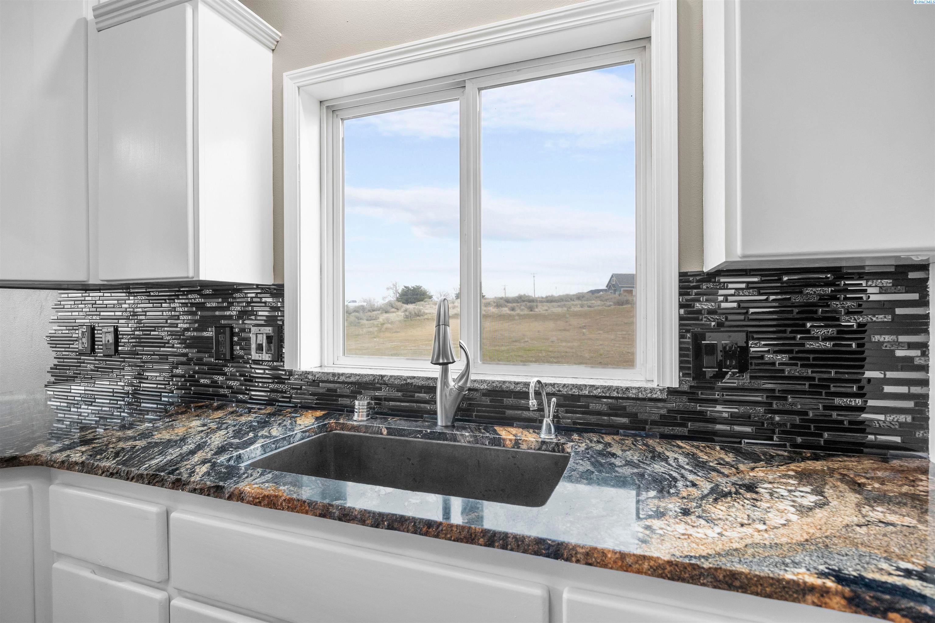 West Richland, Washington, 99353, United States, 5 Bedrooms Bedrooms, ,3 BathroomsBathrooms,Residential,For Sale,2020893