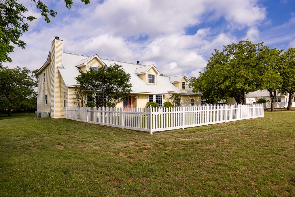 Fredericksburg, Texas, 78624, United States, 3 Bedrooms Bedrooms, ,2 BathroomsBathrooms,Residential,For Sale,1977273