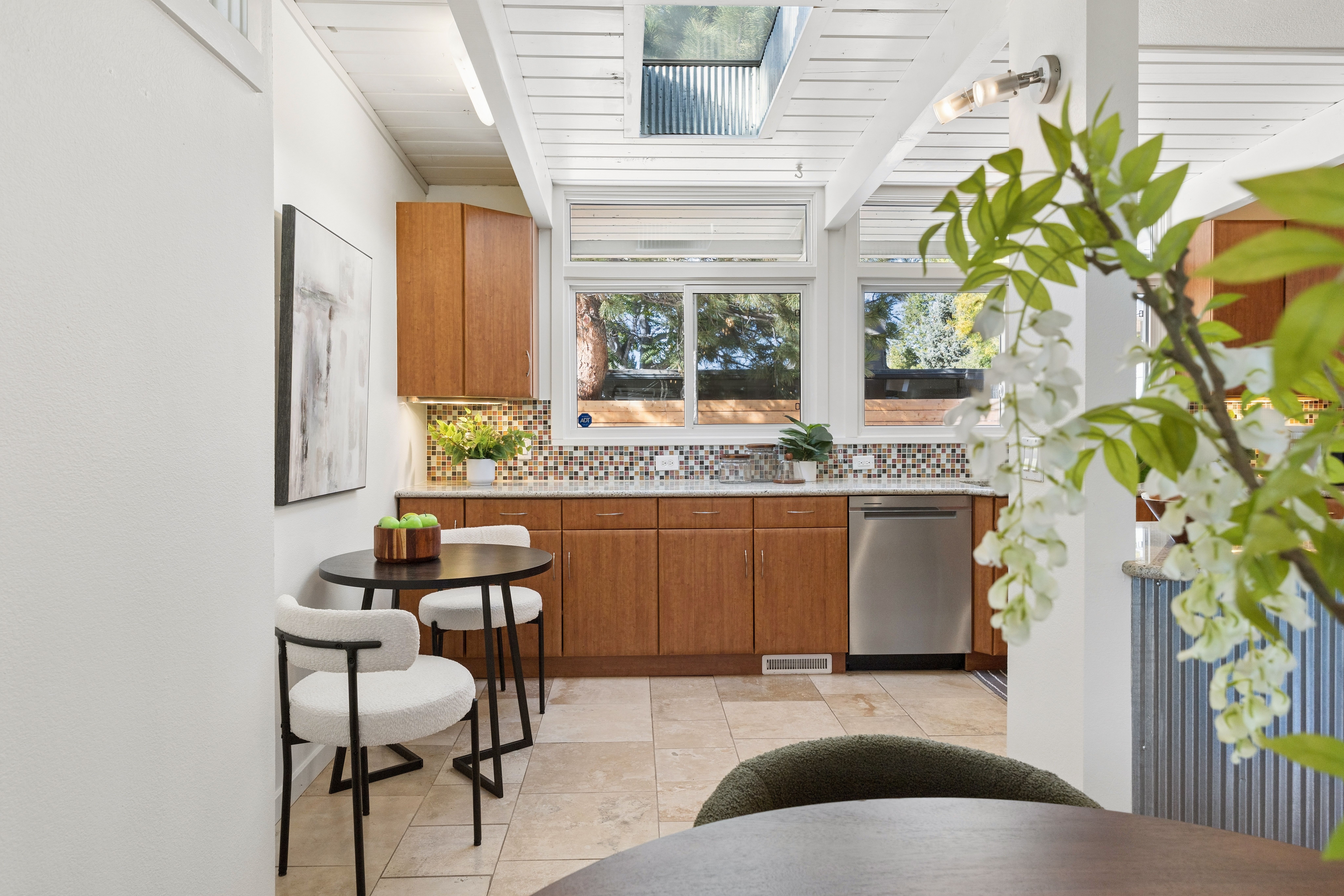  Mid-century modern lives with an effortless connection between indoors and out. - 物件實景