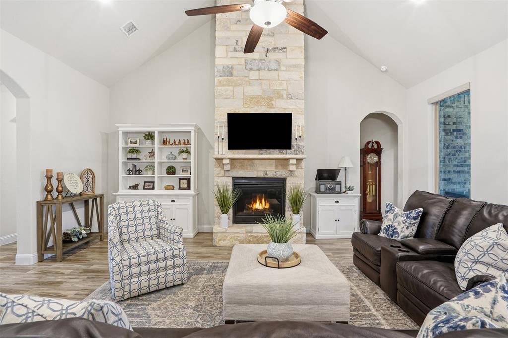 Granbury, Texas, 76048, United States, 4 Bedrooms Bedrooms, ,3 BathroomsBathrooms,Residential,For Sale,2001817