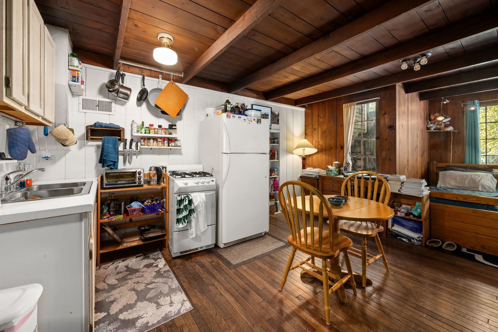 Geneva, Illinois, 60134, United States, 4 Bedrooms Bedrooms, ,2 BathroomsBathrooms,Residential,For Sale,1988364