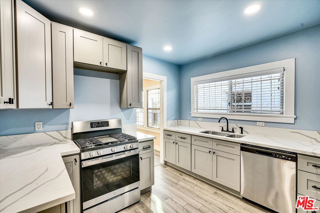Los Angeles, California, 90043, United States, 2 Bedrooms Bedrooms, ,Residential,For Sale,1766185