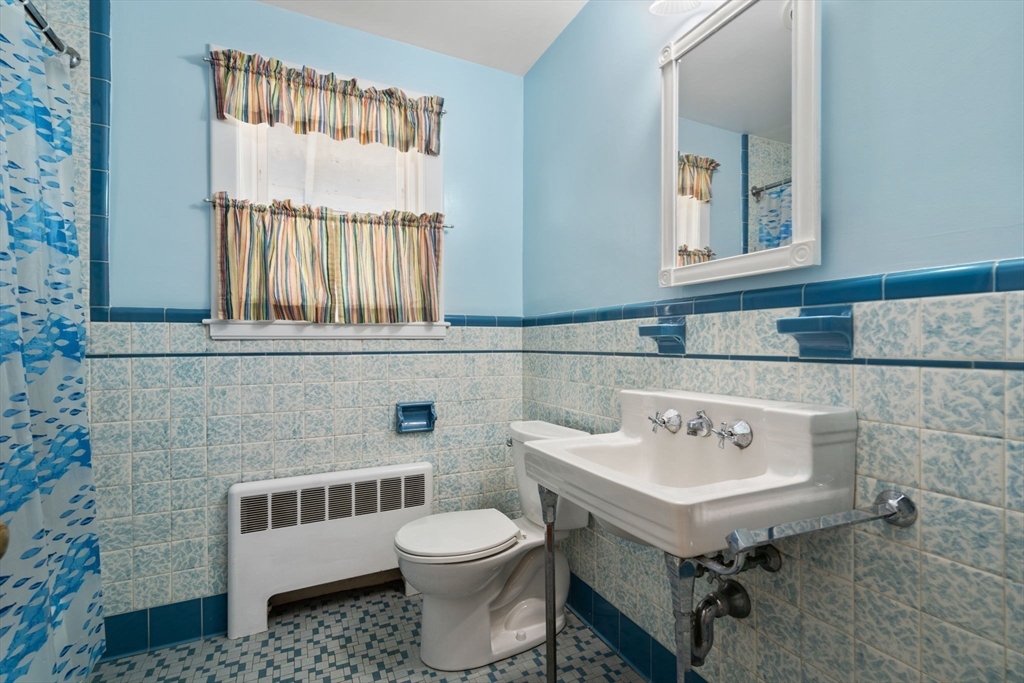 Weston, Massachusetts, 02493, United States, 4 Bedrooms Bedrooms, ,3 BathroomsBathrooms,Residential,For Sale,1804210