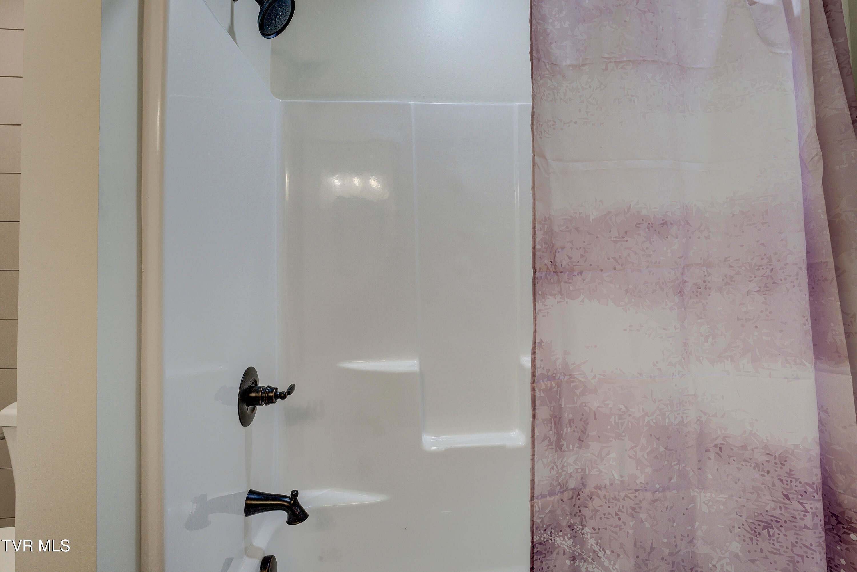 Jonesborough, Tennessee, 37659, United States, 3 Bedrooms Bedrooms, ,3 BathroomsBathrooms,Residential,For Sale,2000910