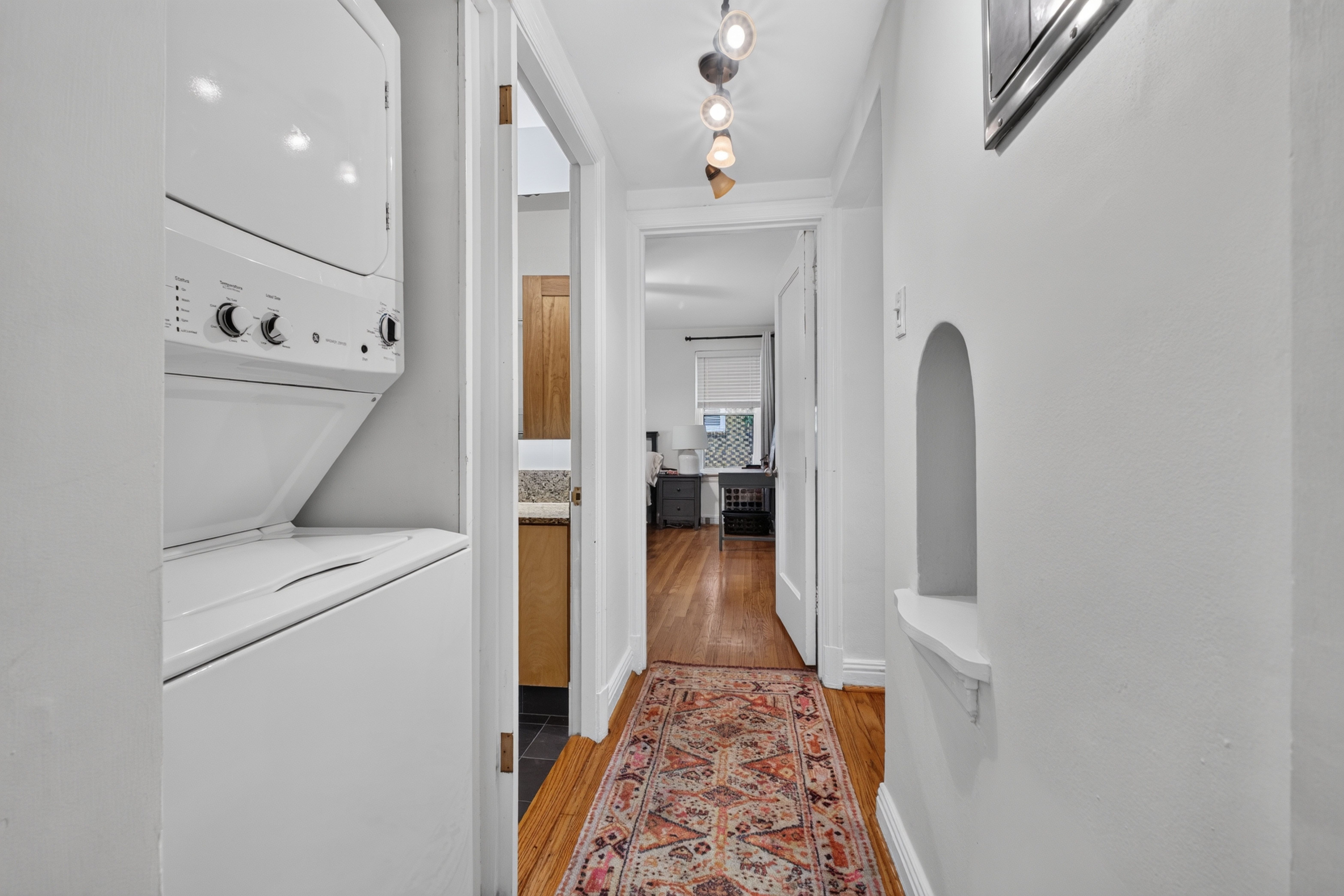  Spacious, Modern, and Move-In Ready Main Floor Condo - 物件實景