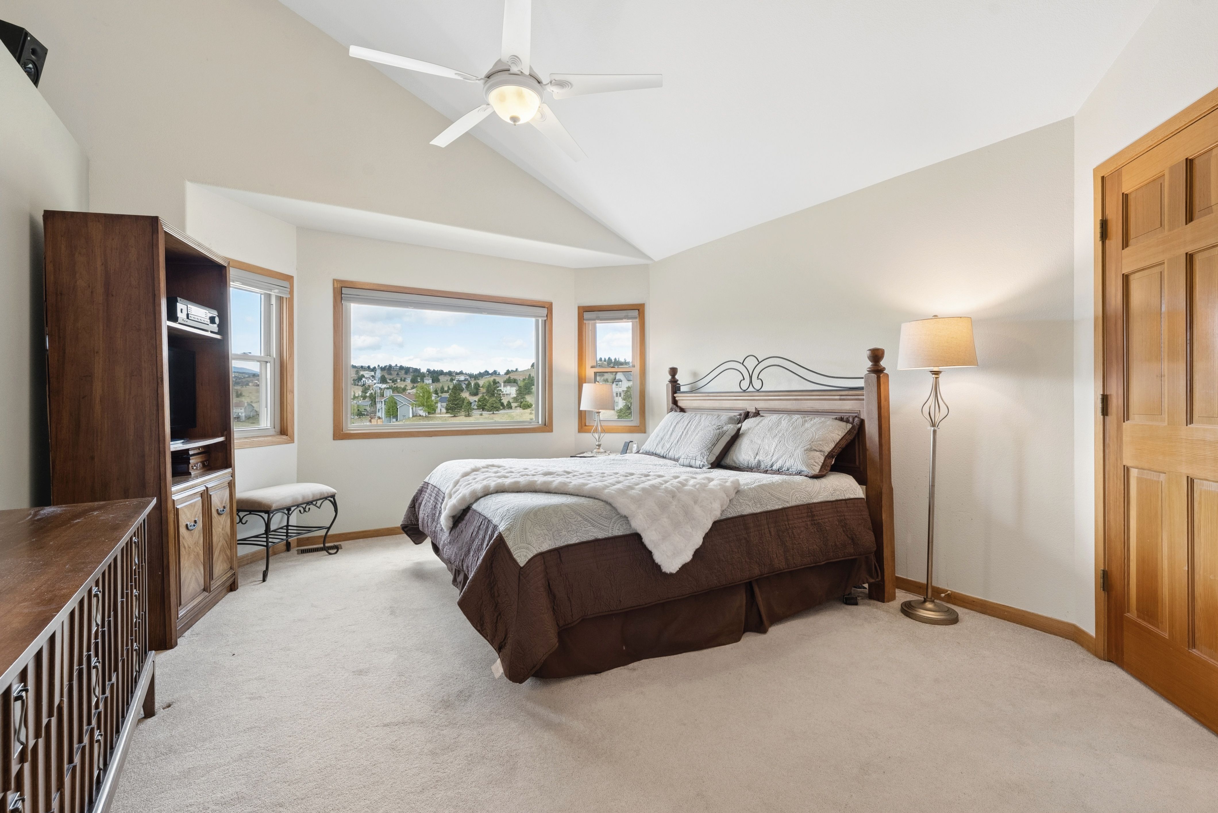  Custom Built Home on a Rolling 1.5 Acre Lot in Highly Desired Paradise Hills - 物件實景