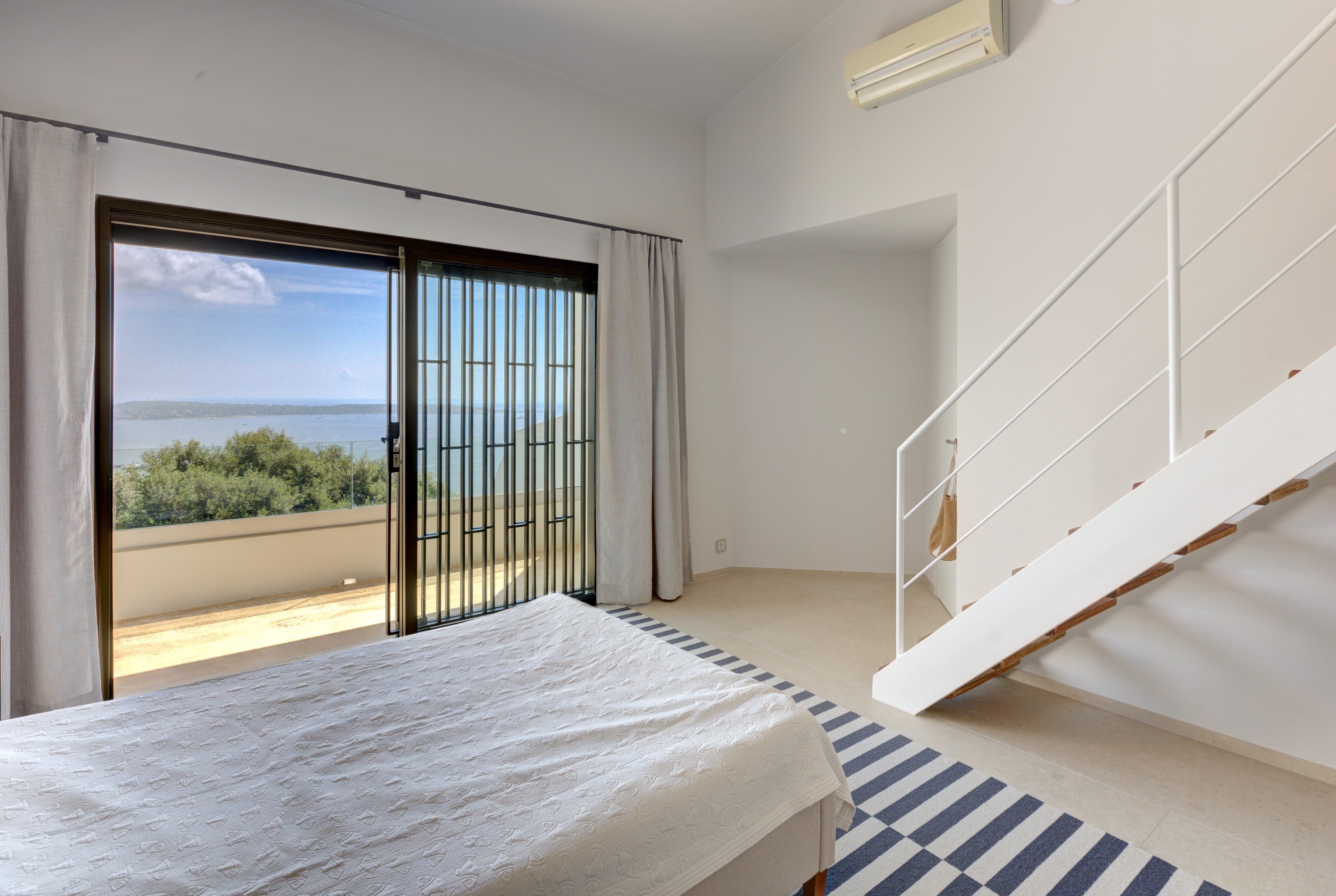  Super Cannes Vallauris, 260 sqm villa with five bedrooms, pool and panoramic se… - 物件實景