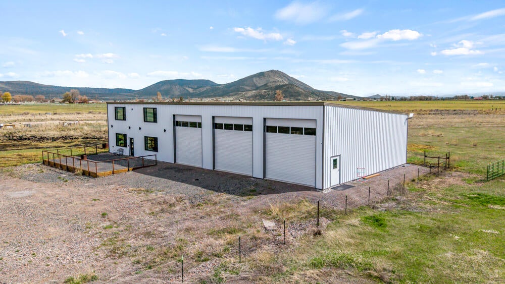 Klamath Falls, Oregon, 97603, United States, 3 Bedrooms Bedrooms, ,3 BathroomsBathrooms,Residential,For Sale,1878382