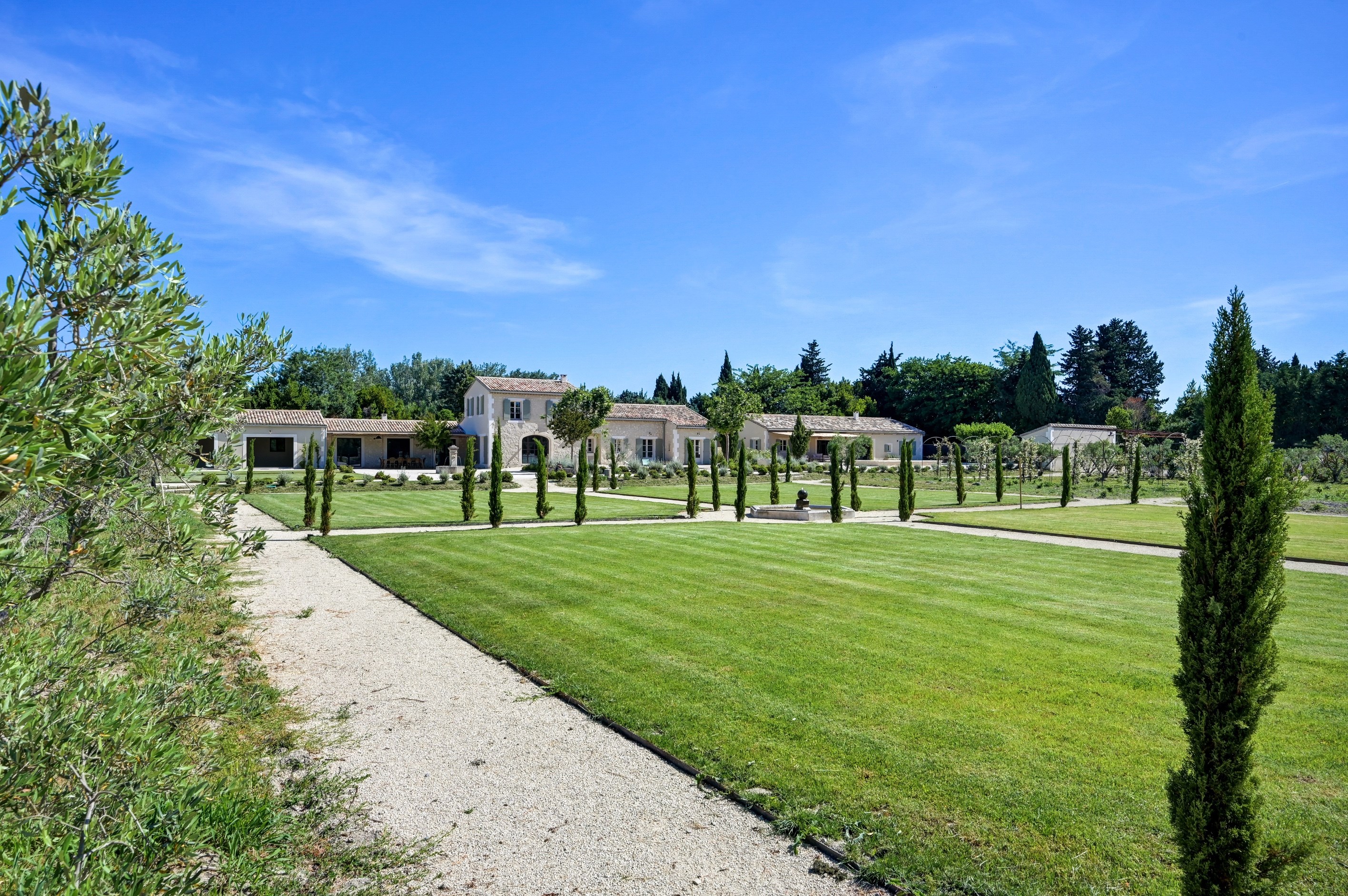  Exclusive listing. Saint Rémy de Provence, superb renovated property located 5 … - 物件實景
